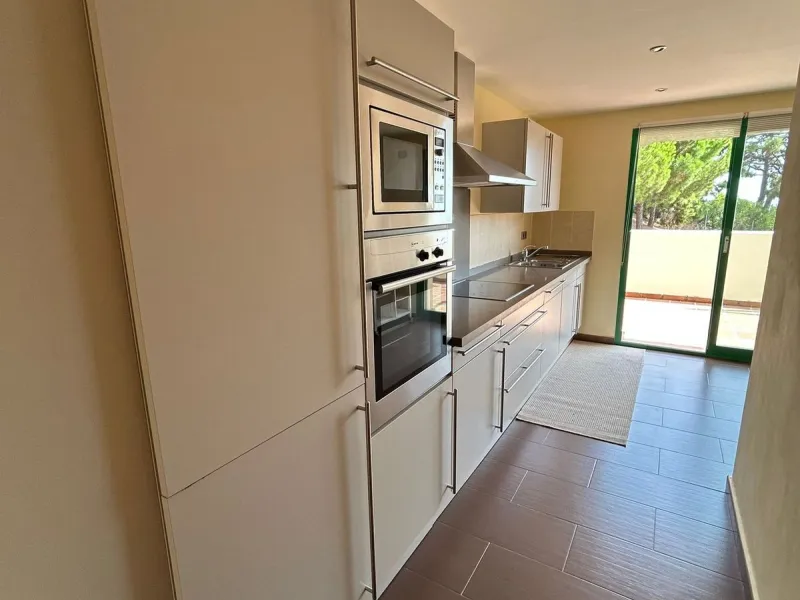 Located in Selwo, Estepona, this bright corner apartment, built in 2007, is set within a peaceful and well-maintained community. It features 2 double bedrooms, 2 bathrooms, and a spectacular south and west-facing terrace, perfect for enjoying the spacious