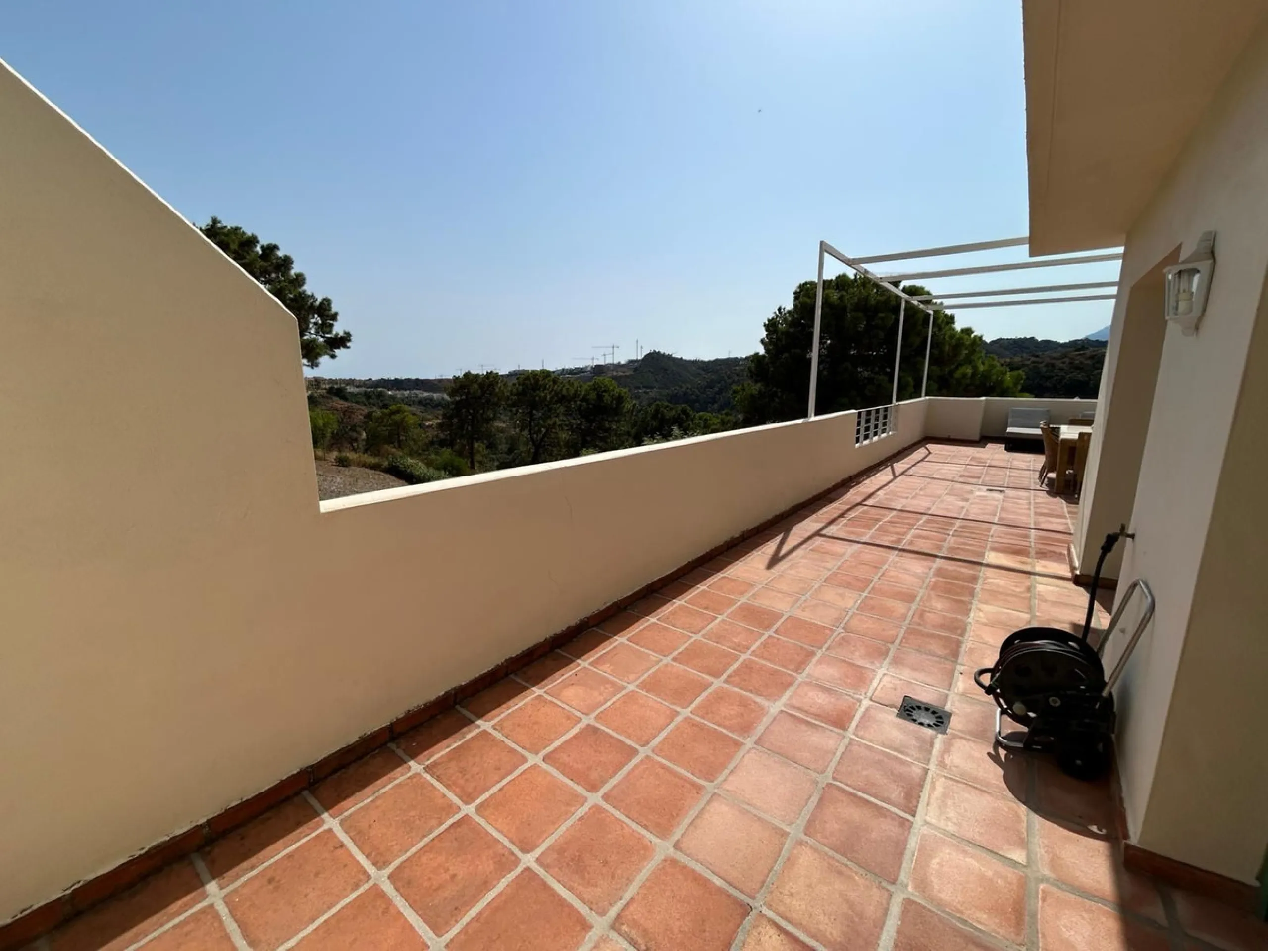 Located in Selwo, Estepona, this bright corner apartment, built in 2007, is set within a peaceful and well-maintained community. It features 2 double bedrooms, 2 bathrooms, and a spectacular south and west-facing terrace, perfect for enjoying the spacious