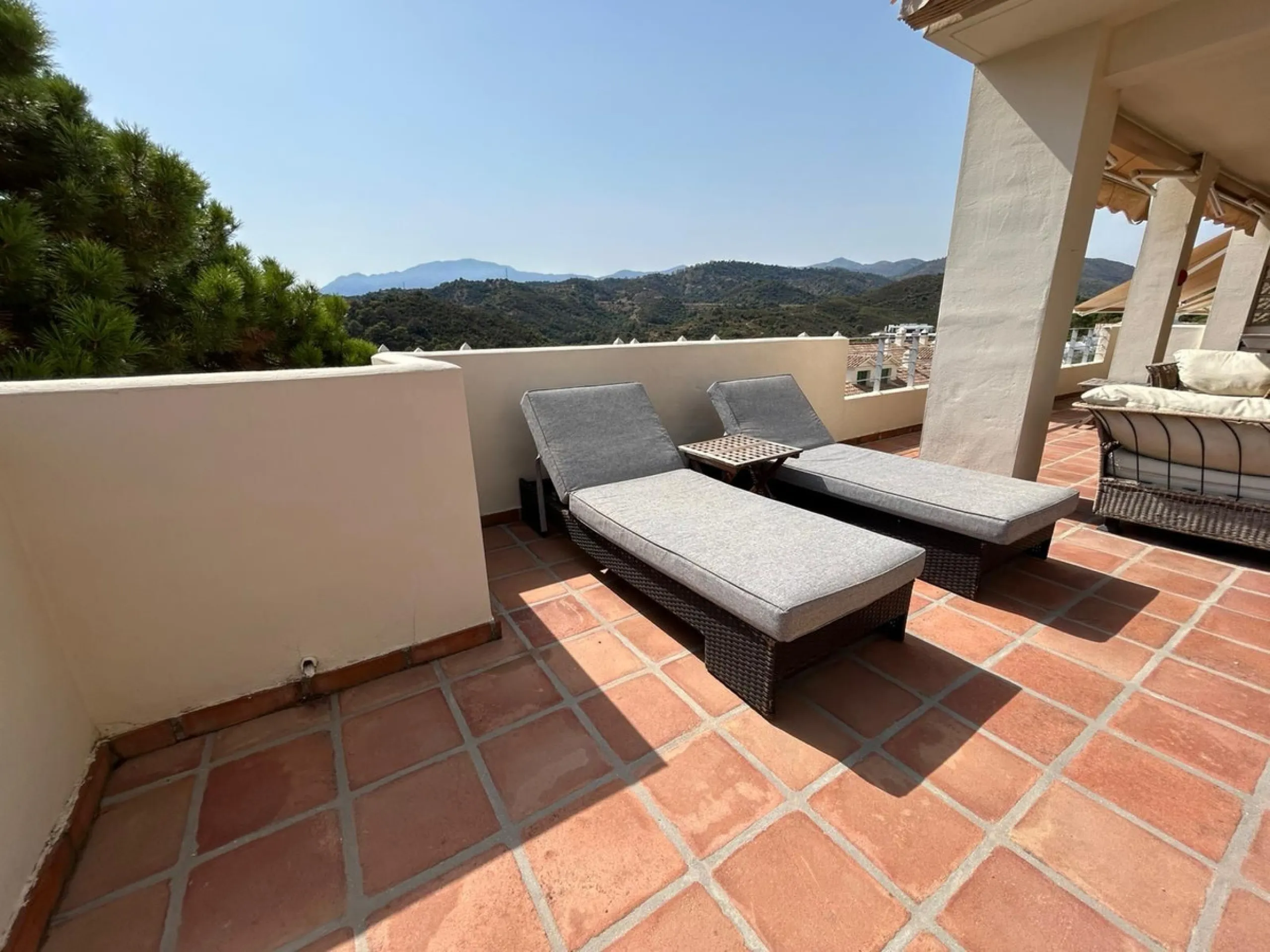 Located in Selwo, Estepona, this bright corner apartment, built in 2007, is set within a peaceful and well-maintained community. It features 2 double bedrooms, 2 bathrooms, and a spectacular south and west-facing terrace, perfect for enjoying the spacious