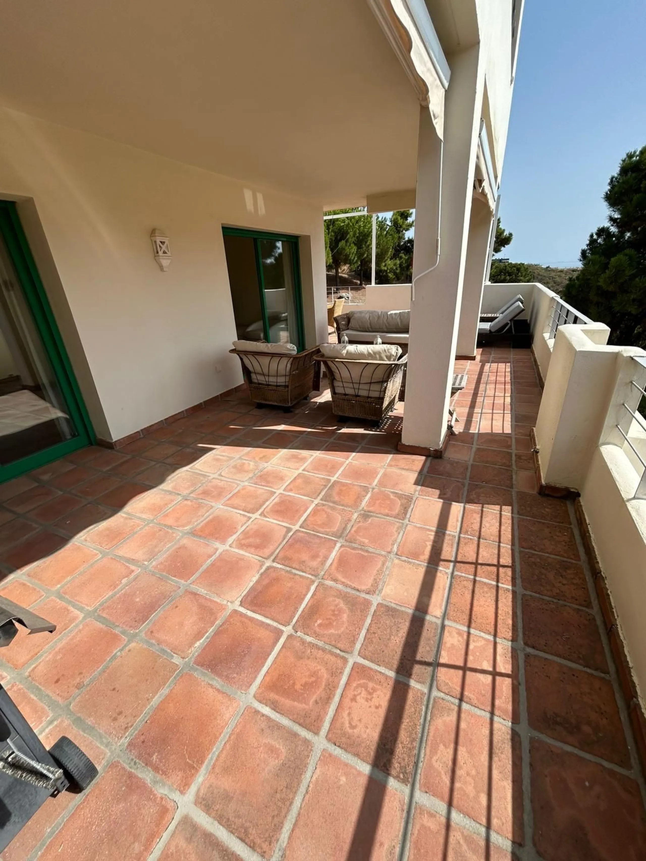 Located in Selwo, Estepona, this bright corner apartment, built in 2007, is set within a peaceful and well-maintained community. It features 2 double bedrooms, 2 bathrooms, and a spectacular south and west-facing terrace, perfect for enjoying the spacious