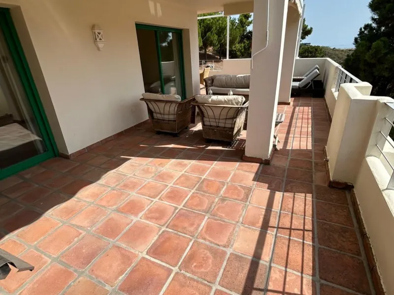 Located in Selwo, Estepona, this bright corner apartment, built in 2007, is set within a peaceful and well-maintained community. It features 2 double bedrooms, 2 bathrooms, and a spectacular south and west-facing terrace, perfect for enjoying the spacious