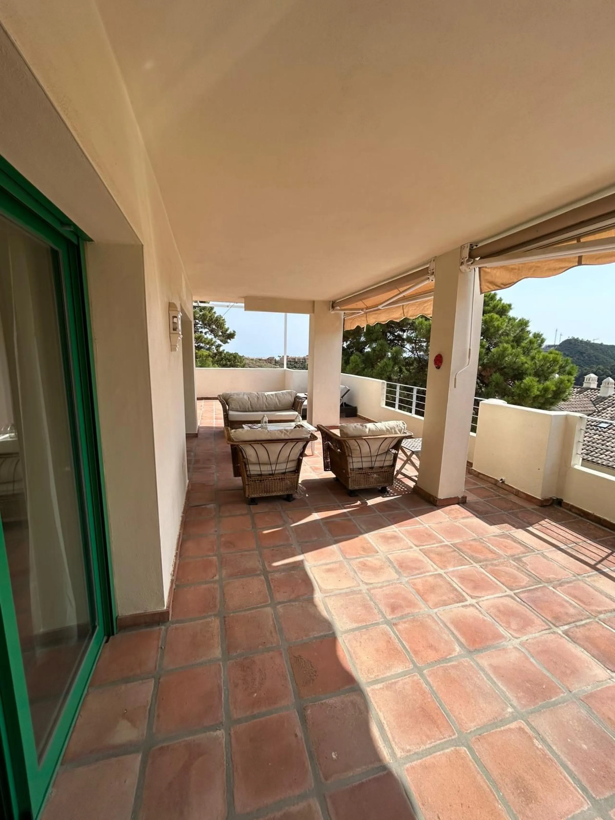 Located in Selwo, Estepona, this bright corner apartment, built in 2007, is set within a peaceful and well-maintained community. It features 2 double bedrooms, 2 bathrooms, and a spectacular south and west-facing terrace, perfect for enjoying the spacious