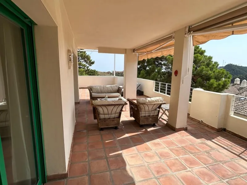 Located in Selwo, Estepona, this bright corner apartment, built in 2007, is set within a peaceful and well-maintained community. It features 2 double bedrooms, 2 bathrooms, and a spectacular south and west-facing terrace, perfect for enjoying the spacious