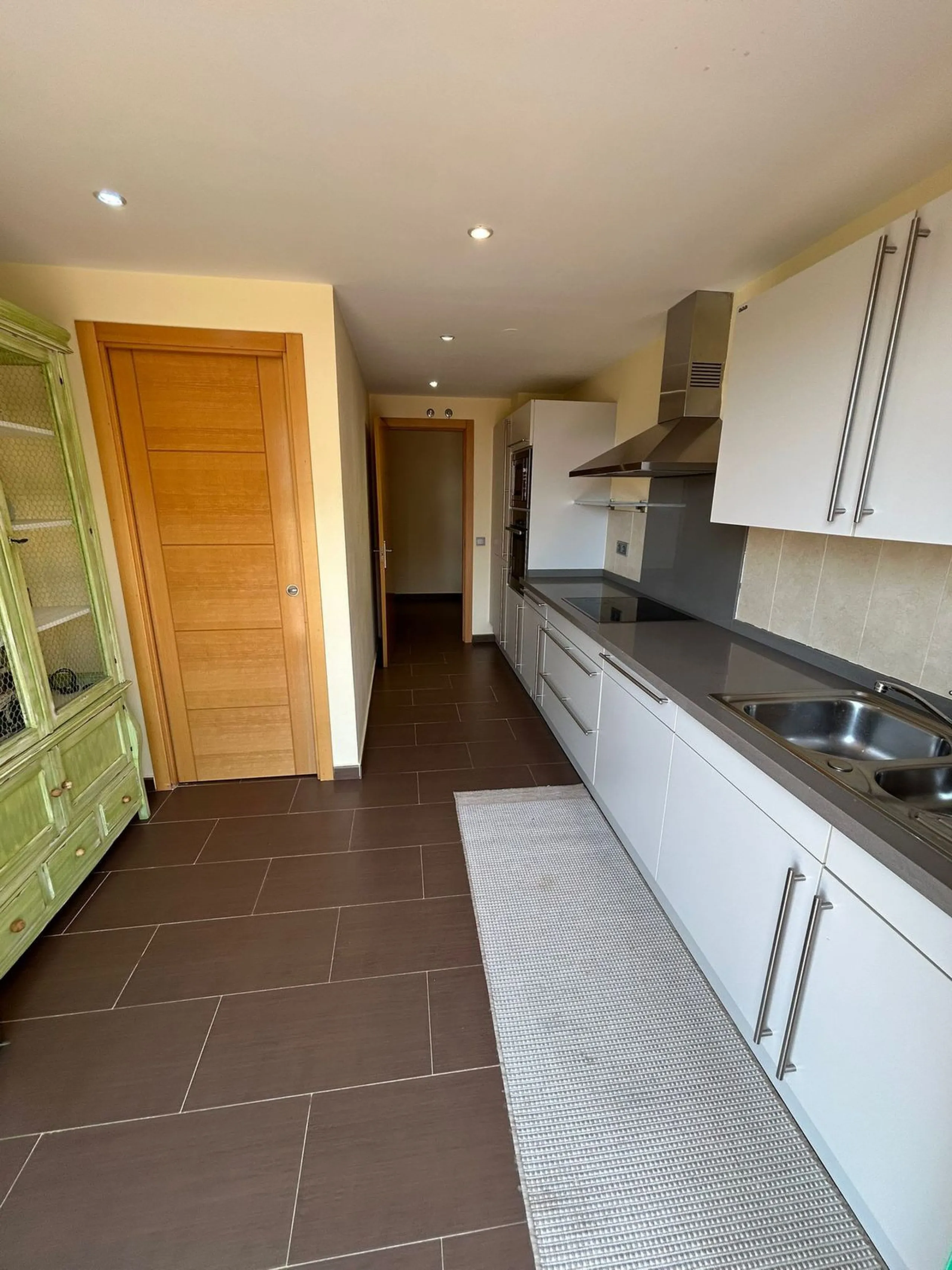 Located in Selwo, Estepona, this bright corner apartment, built in 2007, is set within a peaceful and well-maintained community. It features 2 double bedrooms, 2 bathrooms, and a spectacular south and west-facing terrace, perfect for enjoying the spacious