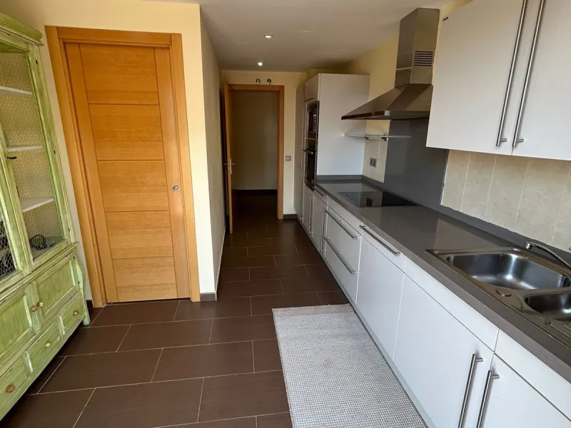 Located in Selwo, Estepona, this bright corner apartment, built in 2007, is set within a peaceful and well-maintained community. It features 2 double bedrooms, 2 bathrooms, and a spectacular south and west-facing terrace, perfect for enjoying the spacious