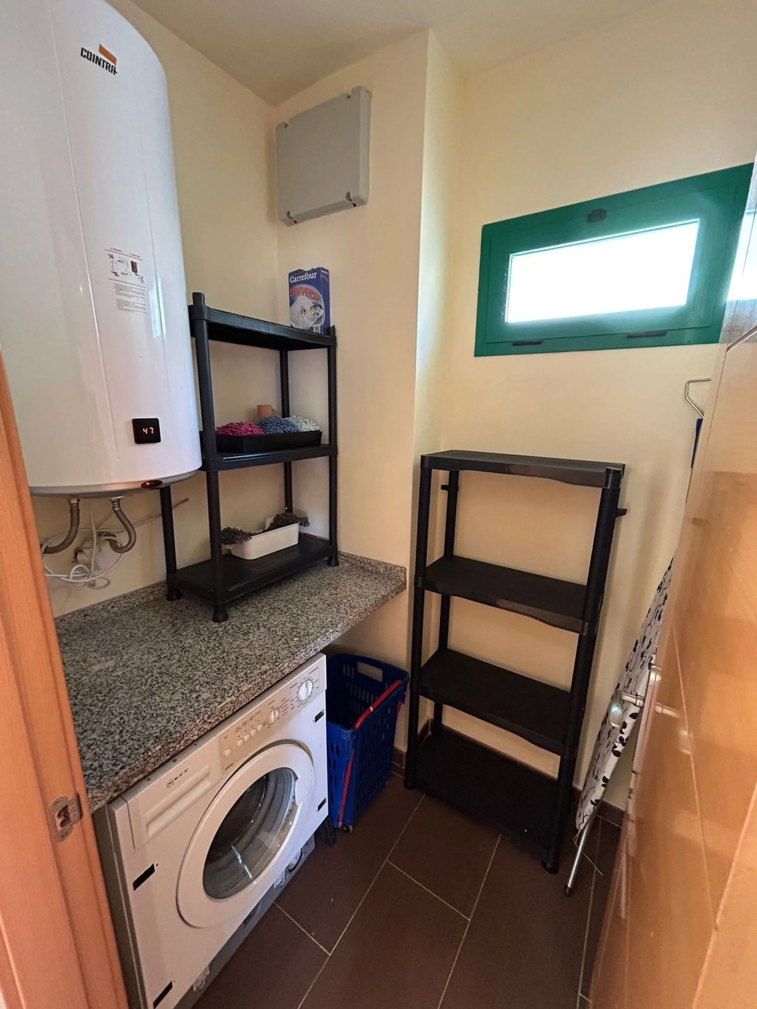 Located in Selwo, Estepona, this bright corner apartment, built in 2007, is set within a peaceful and well-maintained community. It features 2 double bedrooms, 2 bathrooms, and a spectacular south and west-facing terrace, perfect for enjoying the spacious