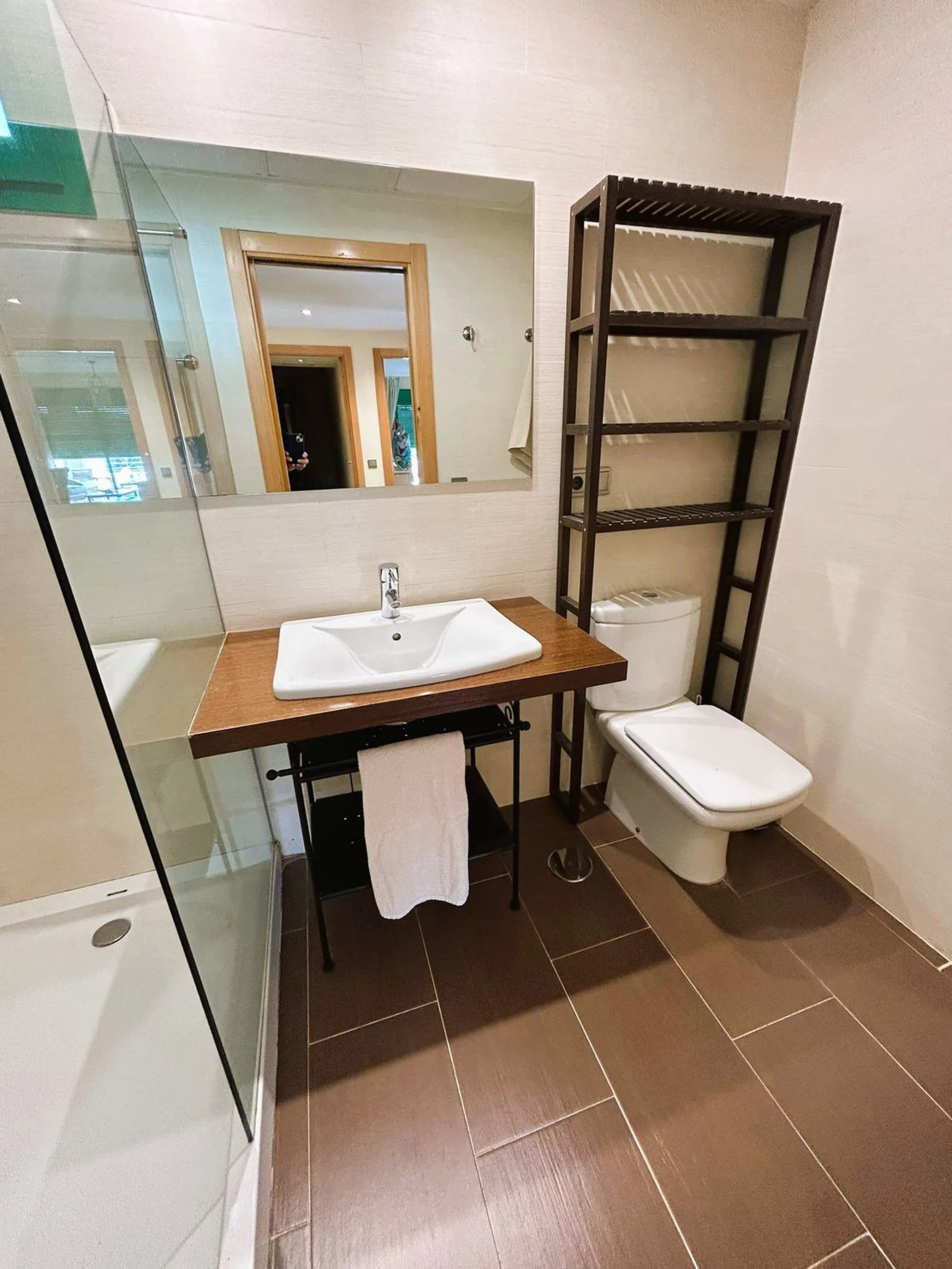 Located in Selwo, Estepona, this bright corner apartment, built in 2007, is set within a peaceful and well-maintained community. It features 2 double bedrooms, 2 bathrooms, and a spectacular south and west-facing terrace, perfect for enjoying the spacious