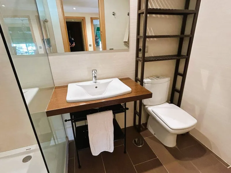 Located in Selwo, Estepona, this bright corner apartment, built in 2007, is set within a peaceful and well-maintained community. It features 2 double bedrooms, 2 bathrooms, and a spectacular south and west-facing terrace, perfect for enjoying the spacious