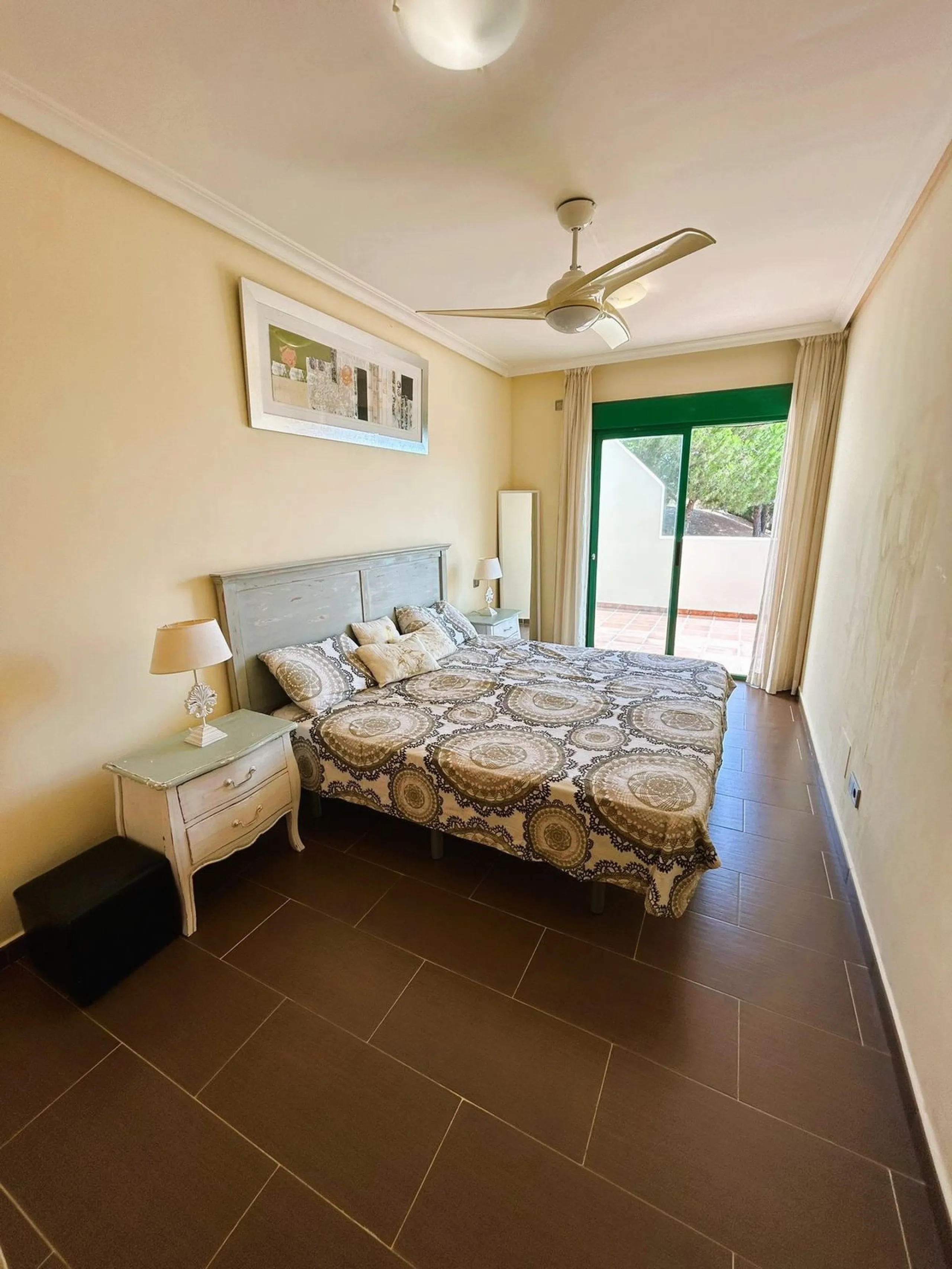 Located in Selwo, Estepona, this bright corner apartment, built in 2007, is set within a peaceful and well-maintained community. It features 2 double bedrooms, 2 bathrooms, and a spectacular south and west-facing terrace, perfect for enjoying the spacious