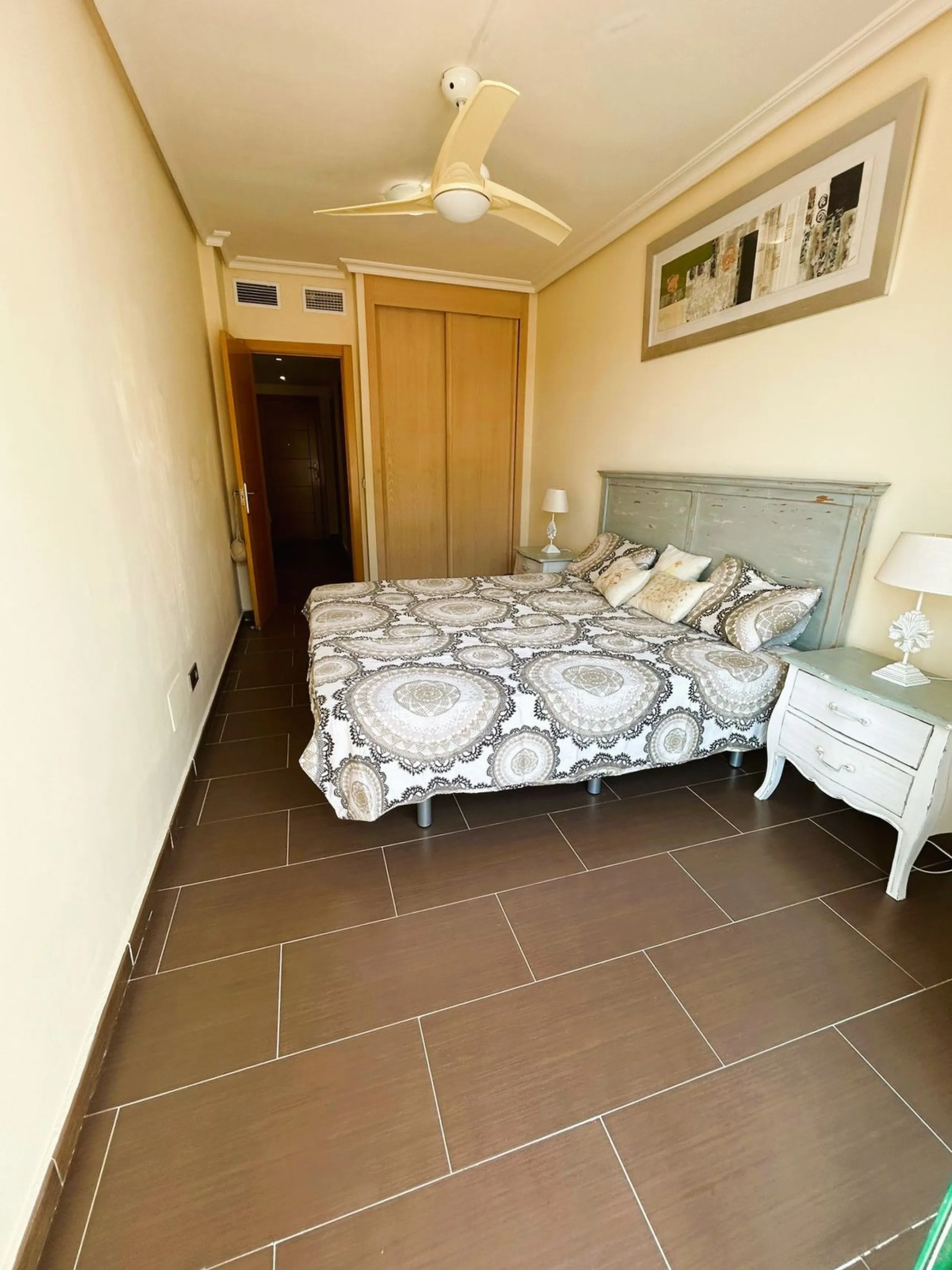 Located in Selwo, Estepona, this bright corner apartment, built in 2007, is set within a peaceful and well-maintained community. It features 2 double bedrooms, 2 bathrooms, and a spectacular south and west-facing terrace, perfect for enjoying the spacious