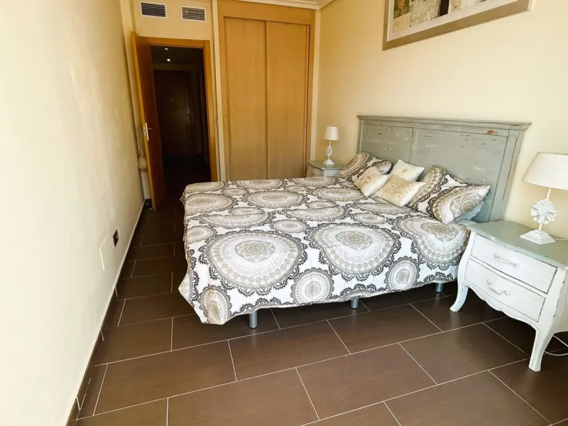 Located in Selwo, Estepona, this bright corner apartment, built in 2007, is set within a peaceful and well-maintained community. It features 2 double bedrooms, 2 bathrooms, and a spectacular south and west-facing terrace, perfect for enjoying the spacious