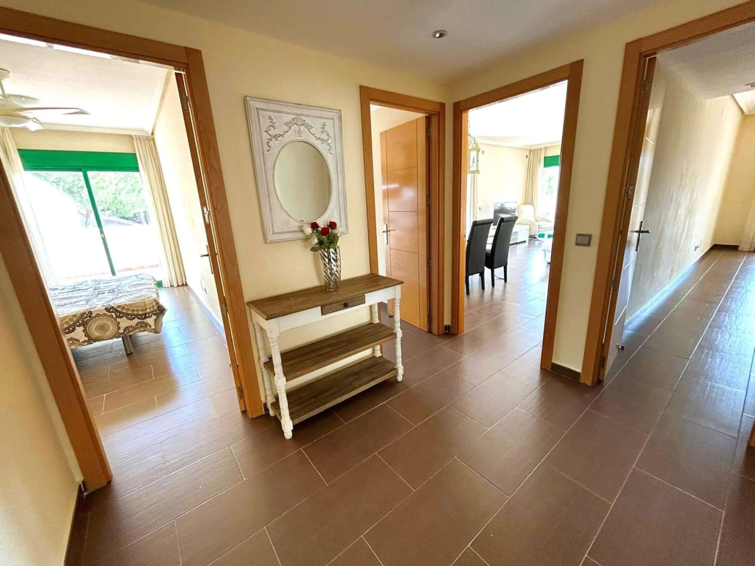 Located in Selwo, Estepona, this bright corner apartment, built in 2007, is set within a peaceful and well-maintained community. It features 2 double bedrooms, 2 bathrooms, and a spectacular south and west-facing terrace, perfect for enjoying the spacious