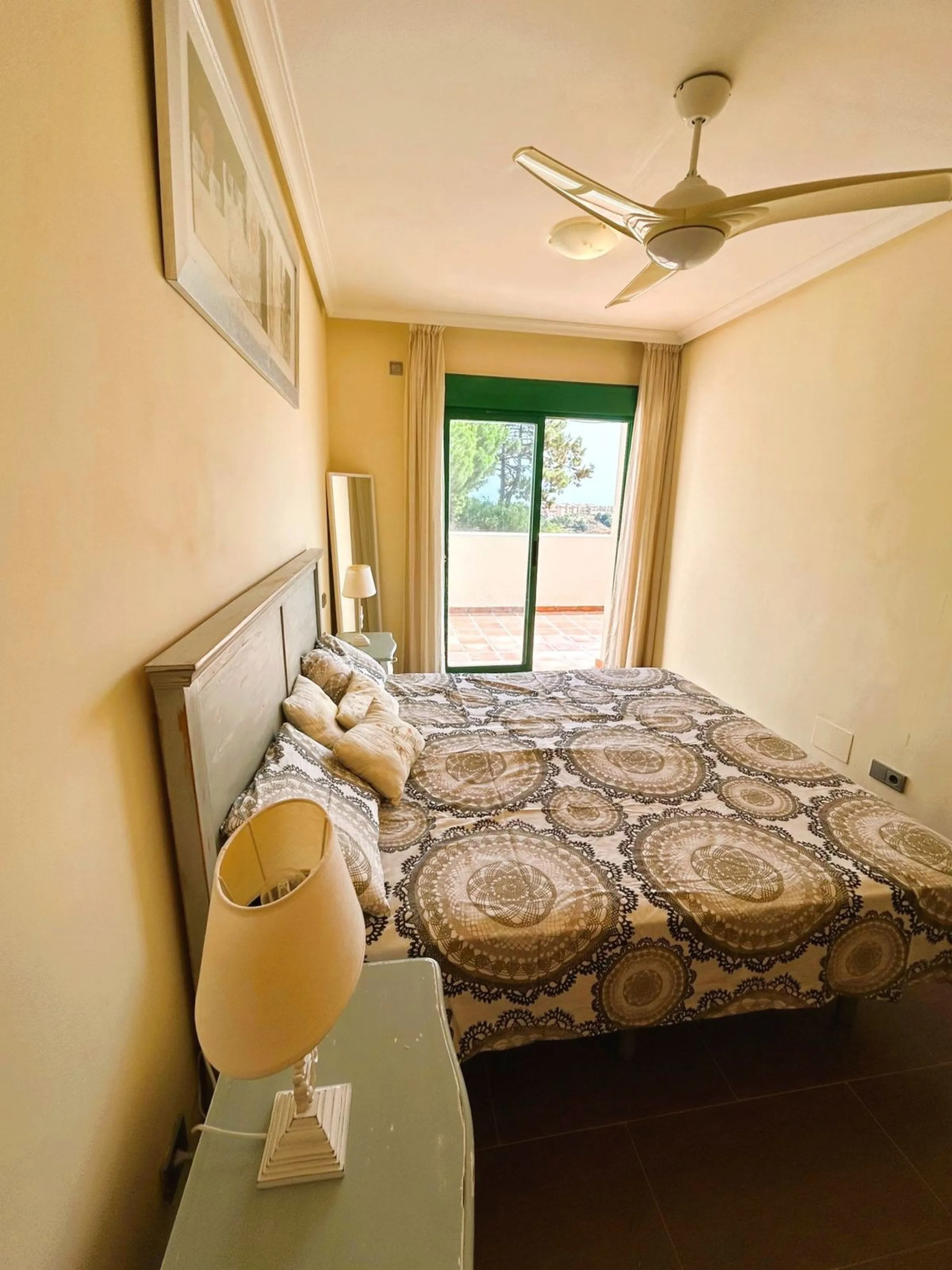 Located in Selwo, Estepona, this bright corner apartment, built in 2007, is set within a peaceful and well-maintained community. It features 2 double bedrooms, 2 bathrooms, and a spectacular south and west-facing terrace, perfect for enjoying the spacious