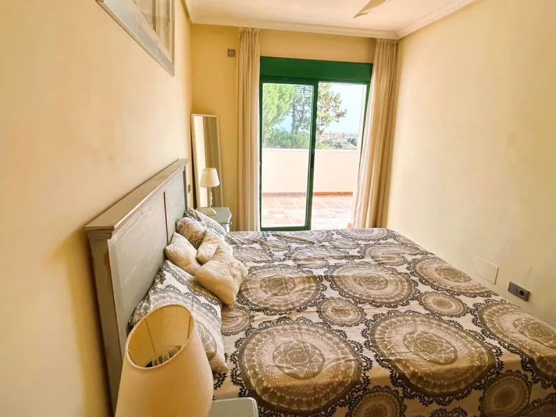 Located in Selwo, Estepona, this bright corner apartment, built in 2007, is set within a peaceful and well-maintained community. It features 2 double bedrooms, 2 bathrooms, and a spectacular south and west-facing terrace, perfect for enjoying the spacious