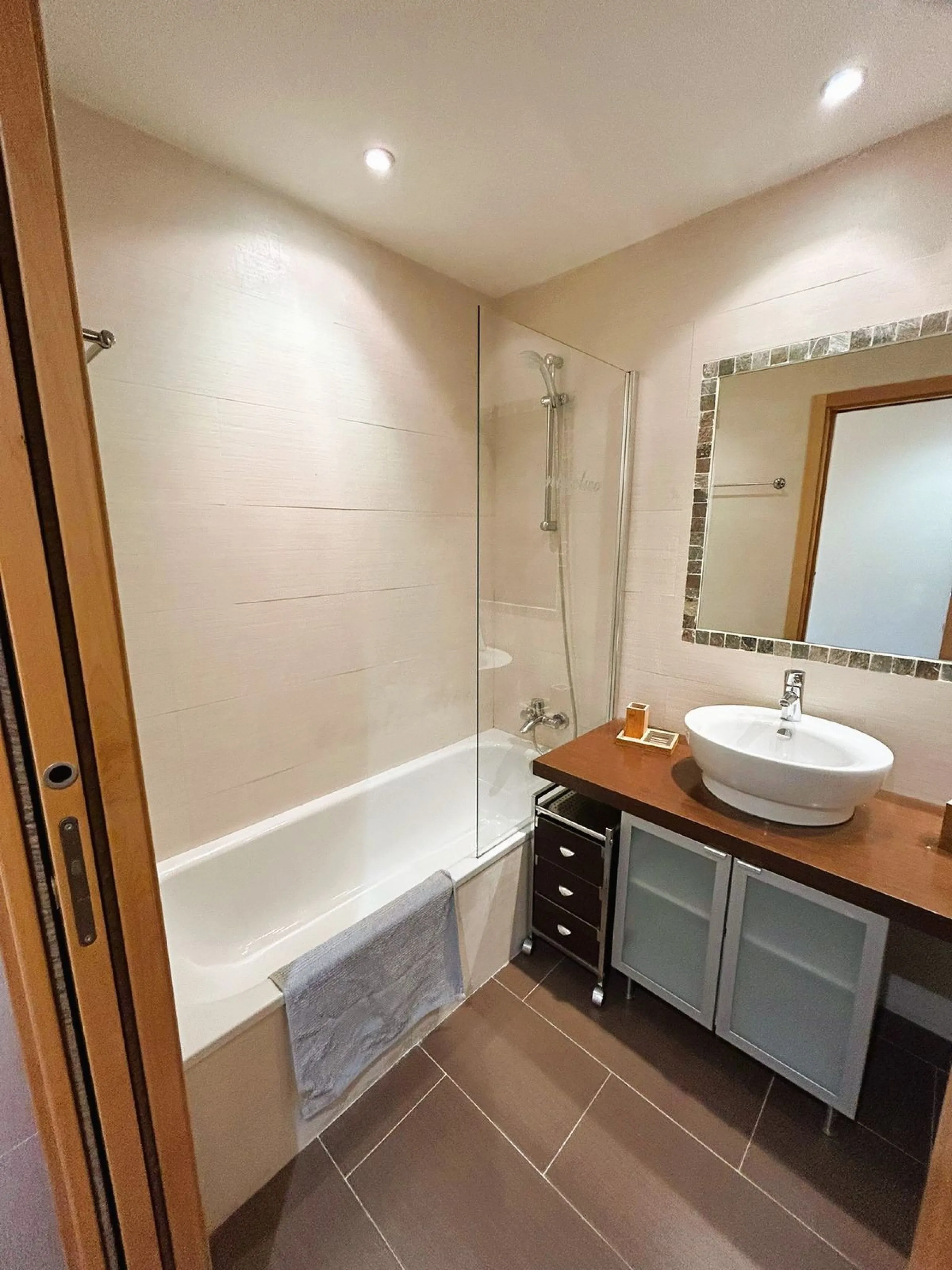 Located in Selwo, Estepona, this bright corner apartment, built in 2007, is set within a peaceful and well-maintained community. It features 2 double bedrooms, 2 bathrooms, and a spectacular south and west-facing terrace, perfect for enjoying the spacious