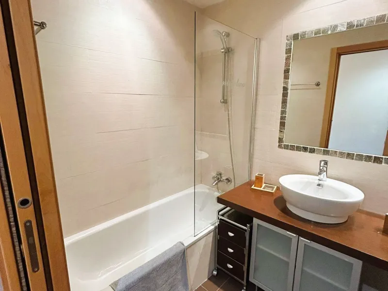 Located in Selwo, Estepona, this bright corner apartment, built in 2007, is set within a peaceful and well-maintained community. It features 2 double bedrooms, 2 bathrooms, and a spectacular south and west-facing terrace, perfect for enjoying the spacious