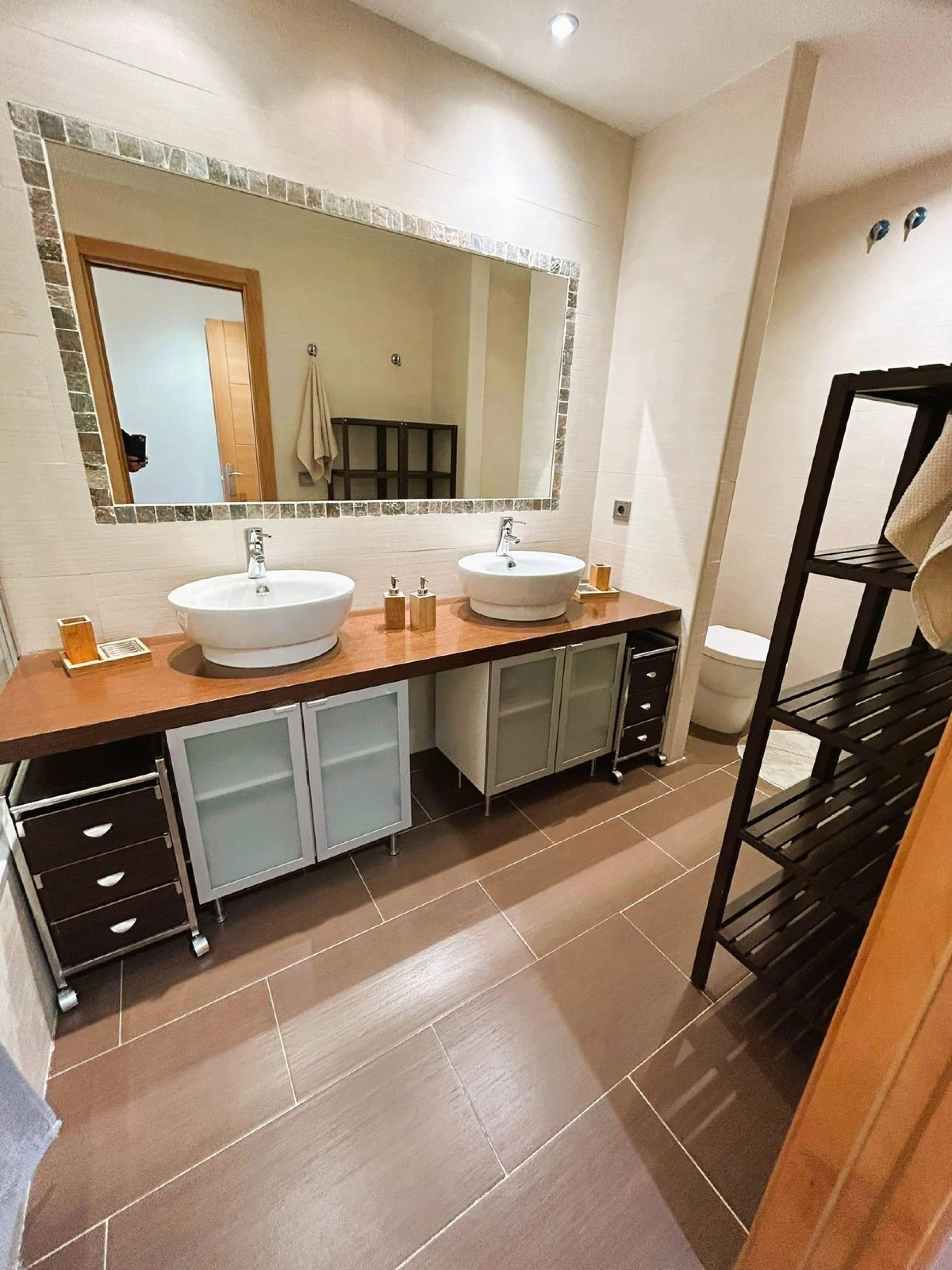 Located in Selwo, Estepona, this bright corner apartment, built in 2007, is set within a peaceful and well-maintained community. It features 2 double bedrooms, 2 bathrooms, and a spectacular south and west-facing terrace, perfect for enjoying the spacious