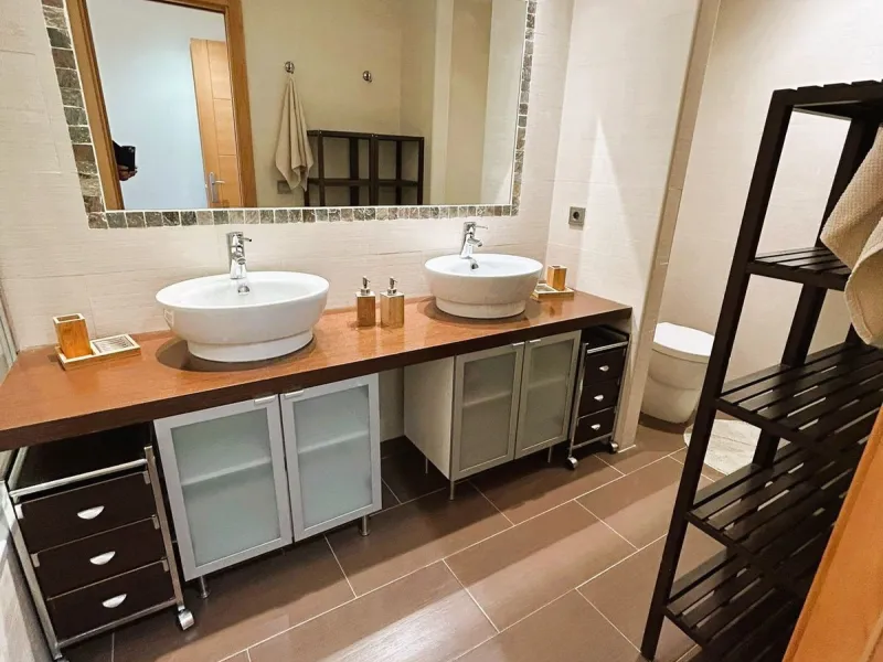 Located in Selwo, Estepona, this bright corner apartment, built in 2007, is set within a peaceful and well-maintained community. It features 2 double bedrooms, 2 bathrooms, and a spectacular south and west-facing terrace, perfect for enjoying the spacious