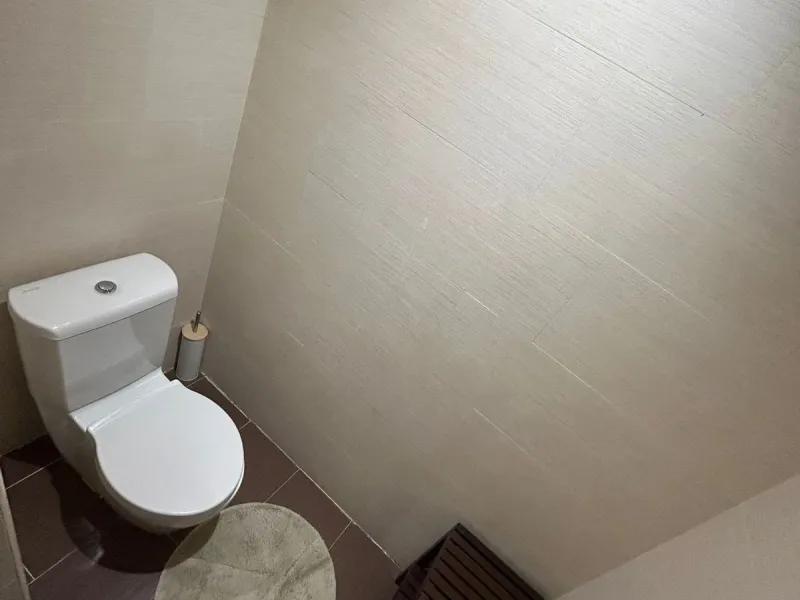 Located in Selwo, Estepona, this bright corner apartment, built in 2007, is set within a peaceful and well-maintained community. It features 2 double bedrooms, 2 bathrooms, and a spectacular south and west-facing terrace, perfect for enjoying the spacious
