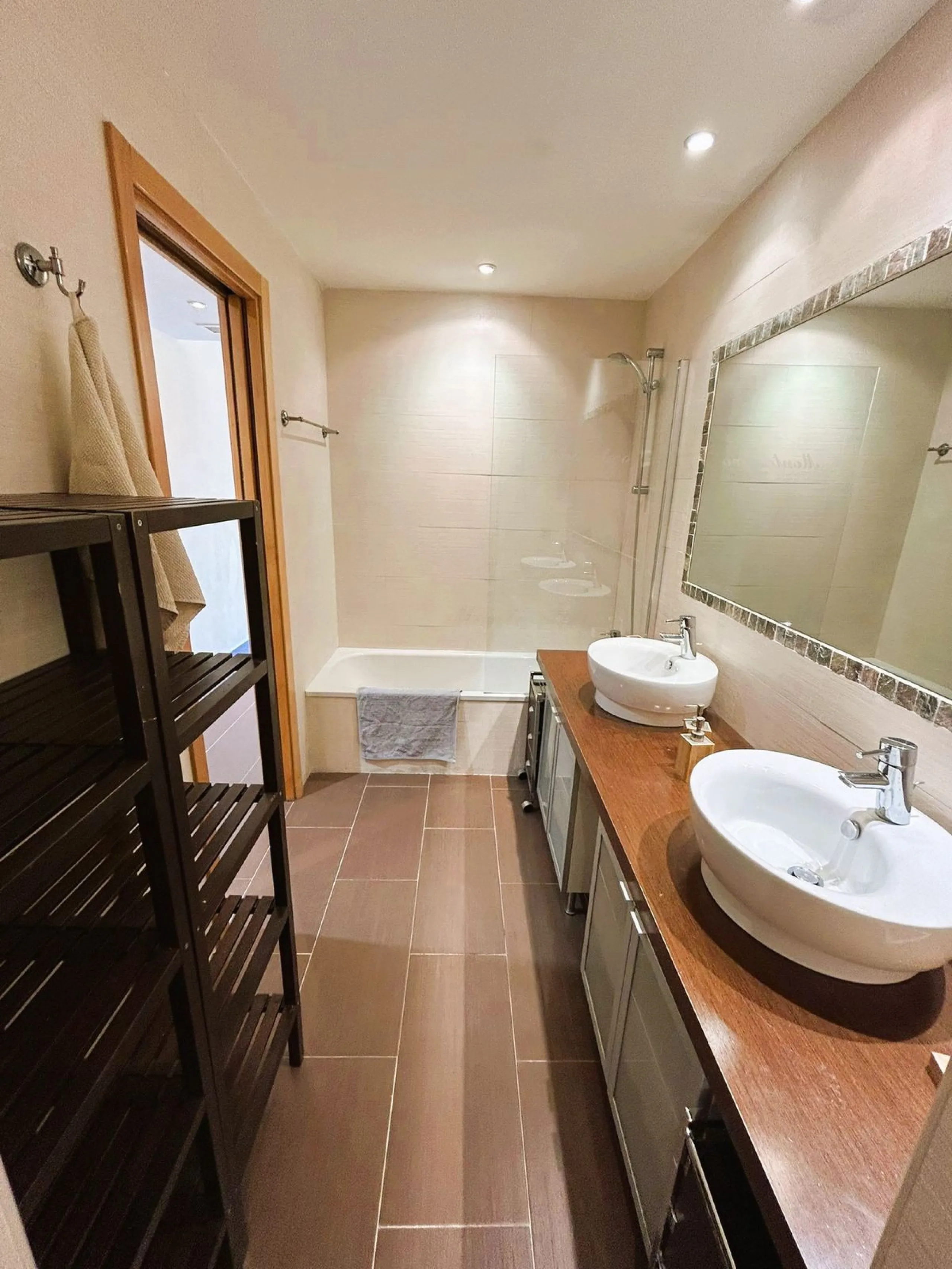 Located in Selwo, Estepona, this bright corner apartment, built in 2007, is set within a peaceful and well-maintained community. It features 2 double bedrooms, 2 bathrooms, and a spectacular south and west-facing terrace, perfect for enjoying the spacious