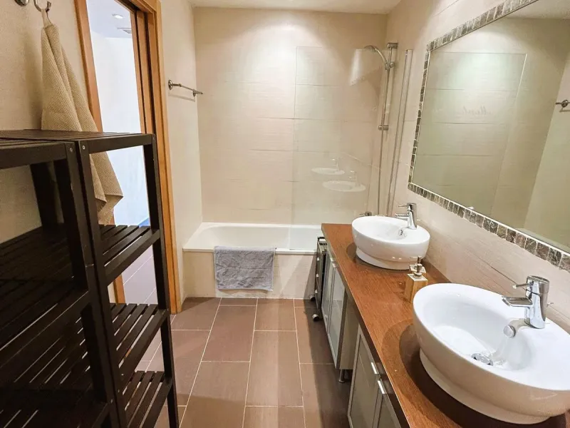 Located in Selwo, Estepona, this bright corner apartment, built in 2007, is set within a peaceful and well-maintained community. It features 2 double bedrooms, 2 bathrooms, and a spectacular south and west-facing terrace, perfect for enjoying the spacious
