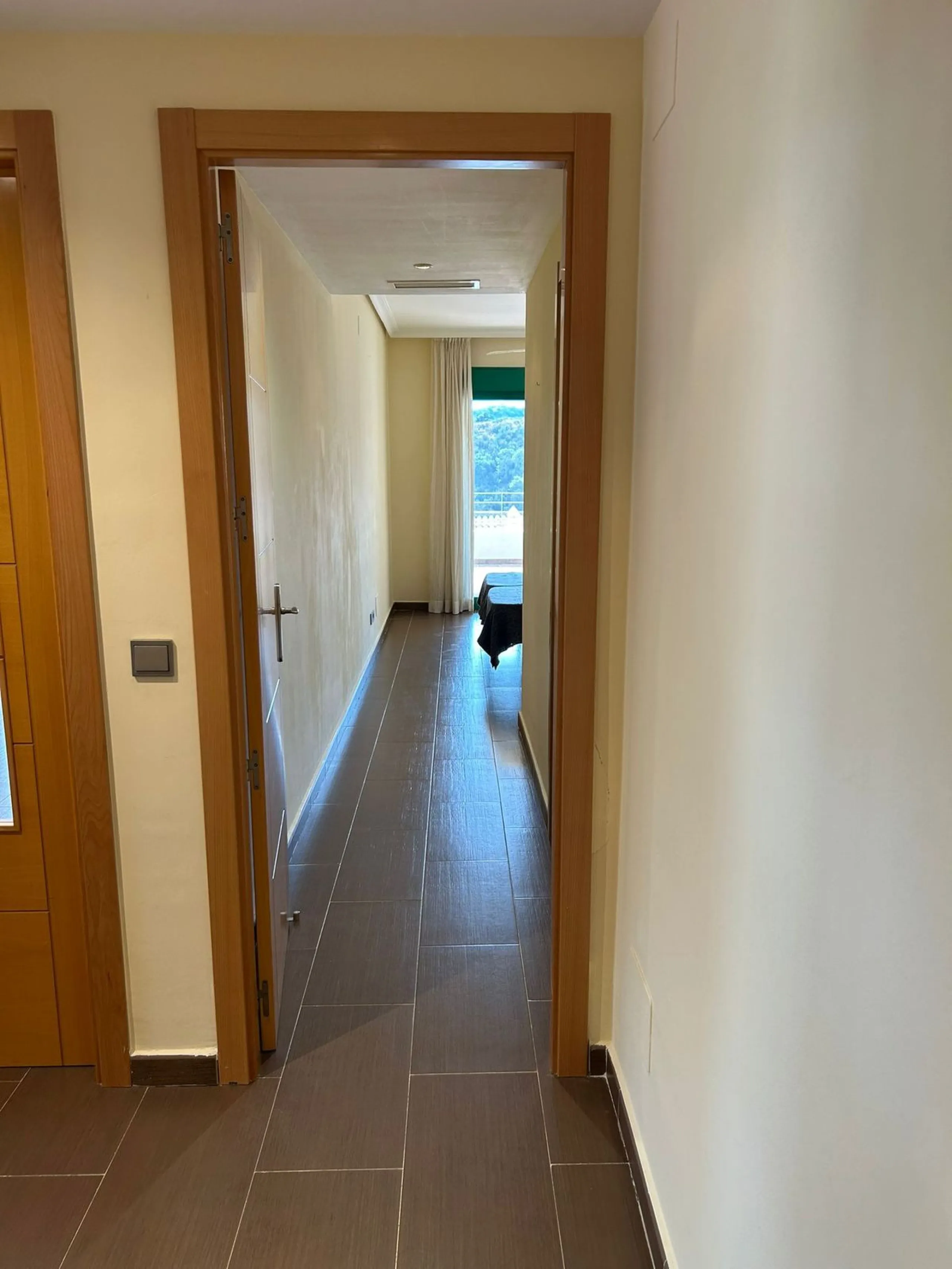 Located in Selwo, Estepona, this bright corner apartment, built in 2007, is set within a peaceful and well-maintained community. It features 2 double bedrooms, 2 bathrooms, and a spectacular south and west-facing terrace, perfect for enjoying the spacious