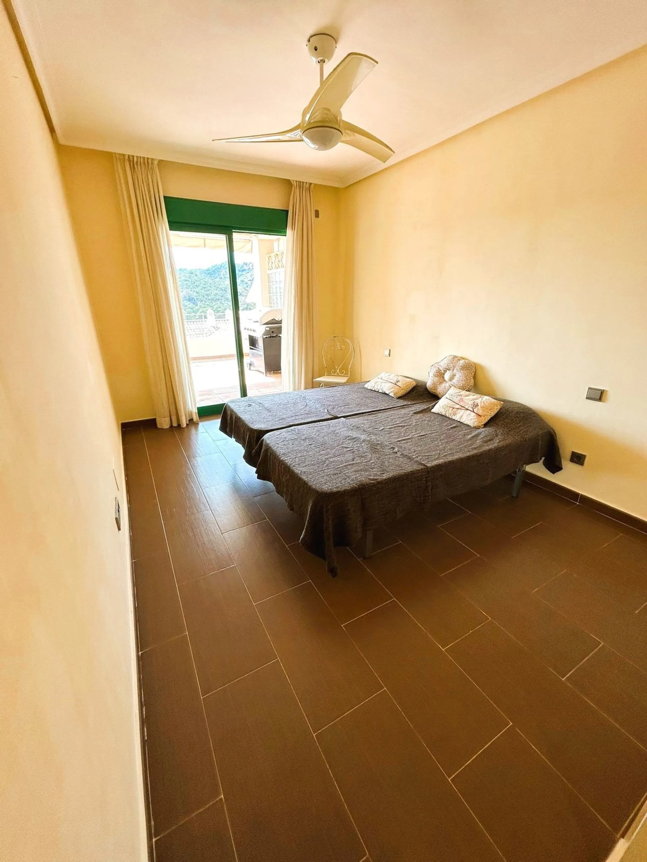 Located in Selwo, Estepona, this bright corner apartment, built in 2007, is set within a peaceful and well-maintained community. It features 2 double bedrooms, 2 bathrooms, and a spectacular south and west-facing terrace, perfect for enjoying the spacious