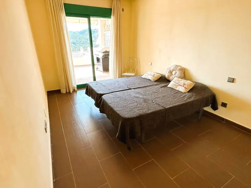 Located in Selwo, Estepona, this bright corner apartment, built in 2007, is set within a peaceful and well-maintained community. It features 2 double bedrooms, 2 bathrooms, and a spectacular south and west-facing terrace, perfect for enjoying the spacious