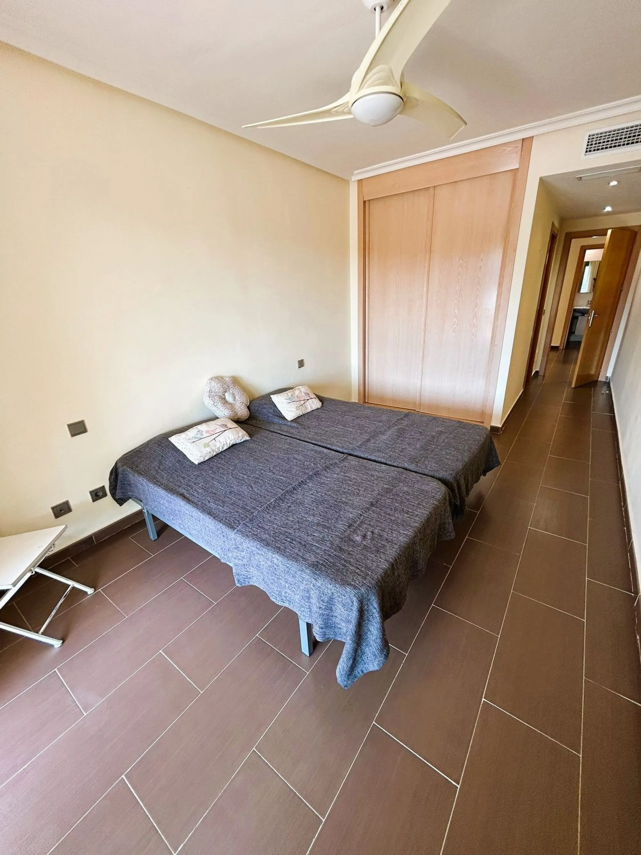 Located in Selwo, Estepona, this bright corner apartment, built in 2007, is set within a peaceful and well-maintained community. It features 2 double bedrooms, 2 bathrooms, and a spectacular south and west-facing terrace, perfect for enjoying the spacious