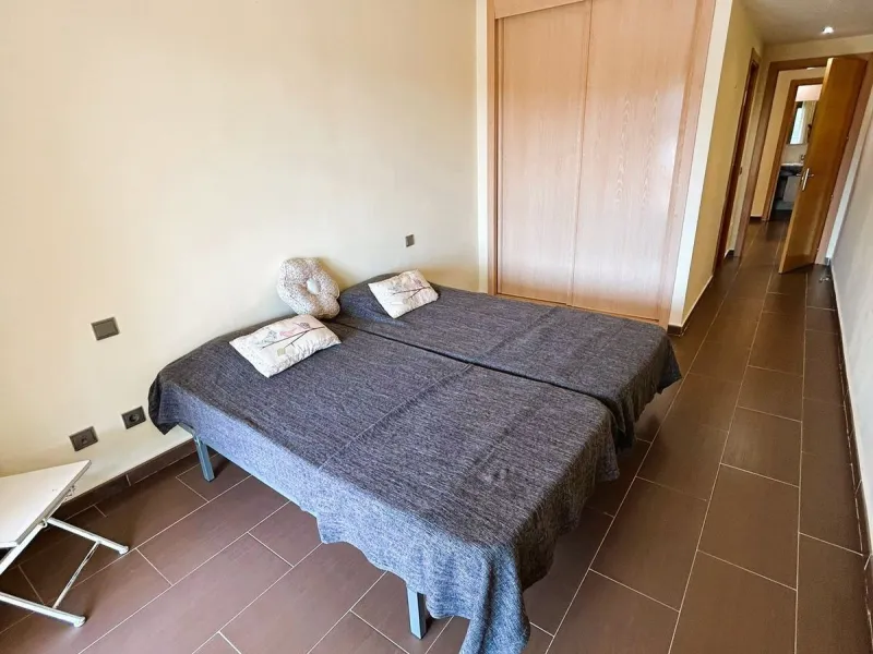 Located in Selwo, Estepona, this bright corner apartment, built in 2007, is set within a peaceful and well-maintained community. It features 2 double bedrooms, 2 bathrooms, and a spectacular south and west-facing terrace, perfect for enjoying the spacious