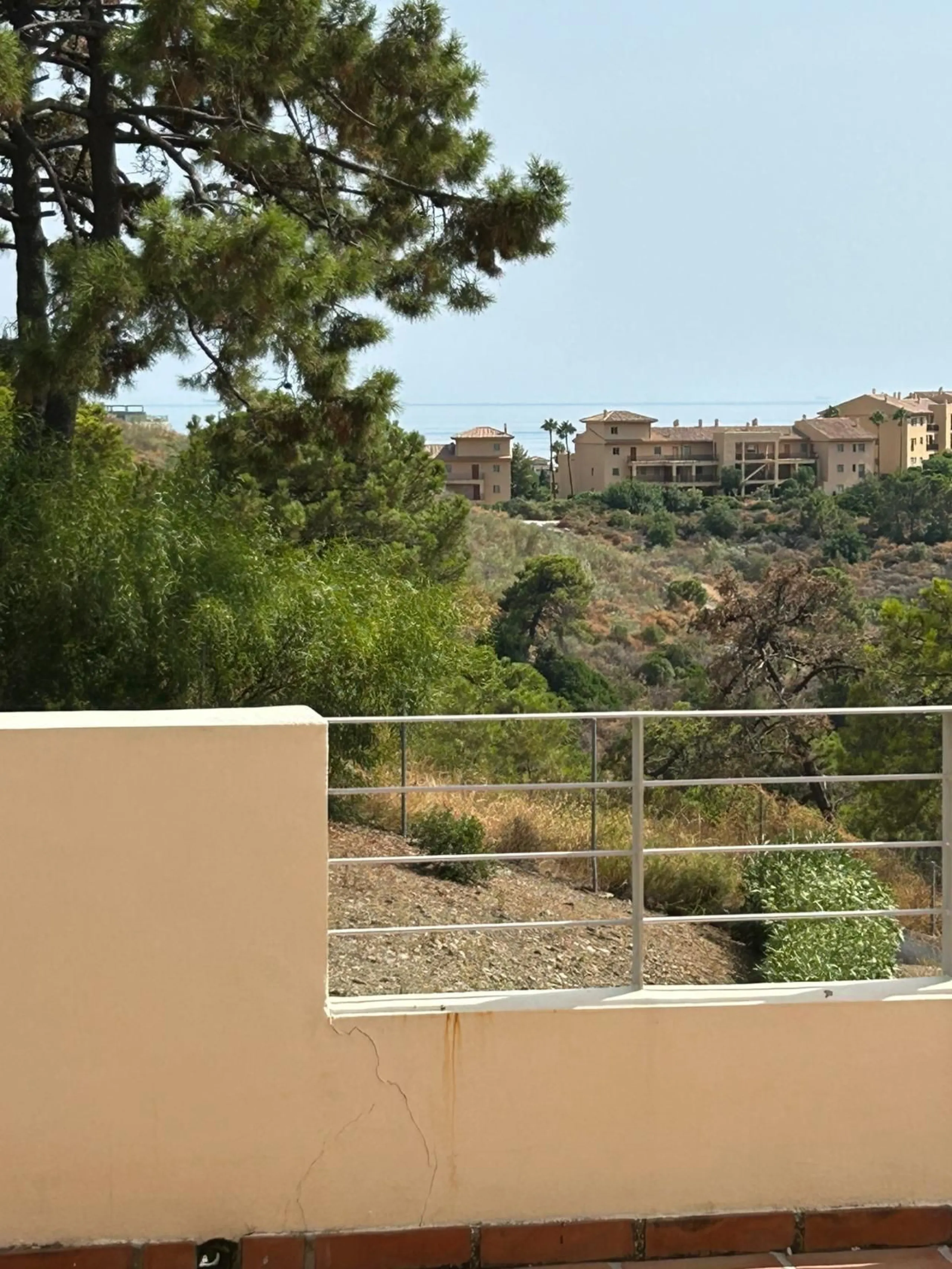Located in Selwo, Estepona, this bright corner apartment, built in 2007, is set within a peaceful and well-maintained community. It features 2 double bedrooms, 2 bathrooms, and a spectacular south and west-facing terrace, perfect for enjoying the spacious
