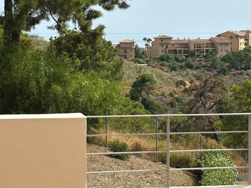 Located in Selwo, Estepona, this bright corner apartment, built in 2007, is set within a peaceful and well-maintained community. It features 2 double bedrooms, 2 bathrooms, and a spectacular south and west-facing terrace, perfect for enjoying the spacious