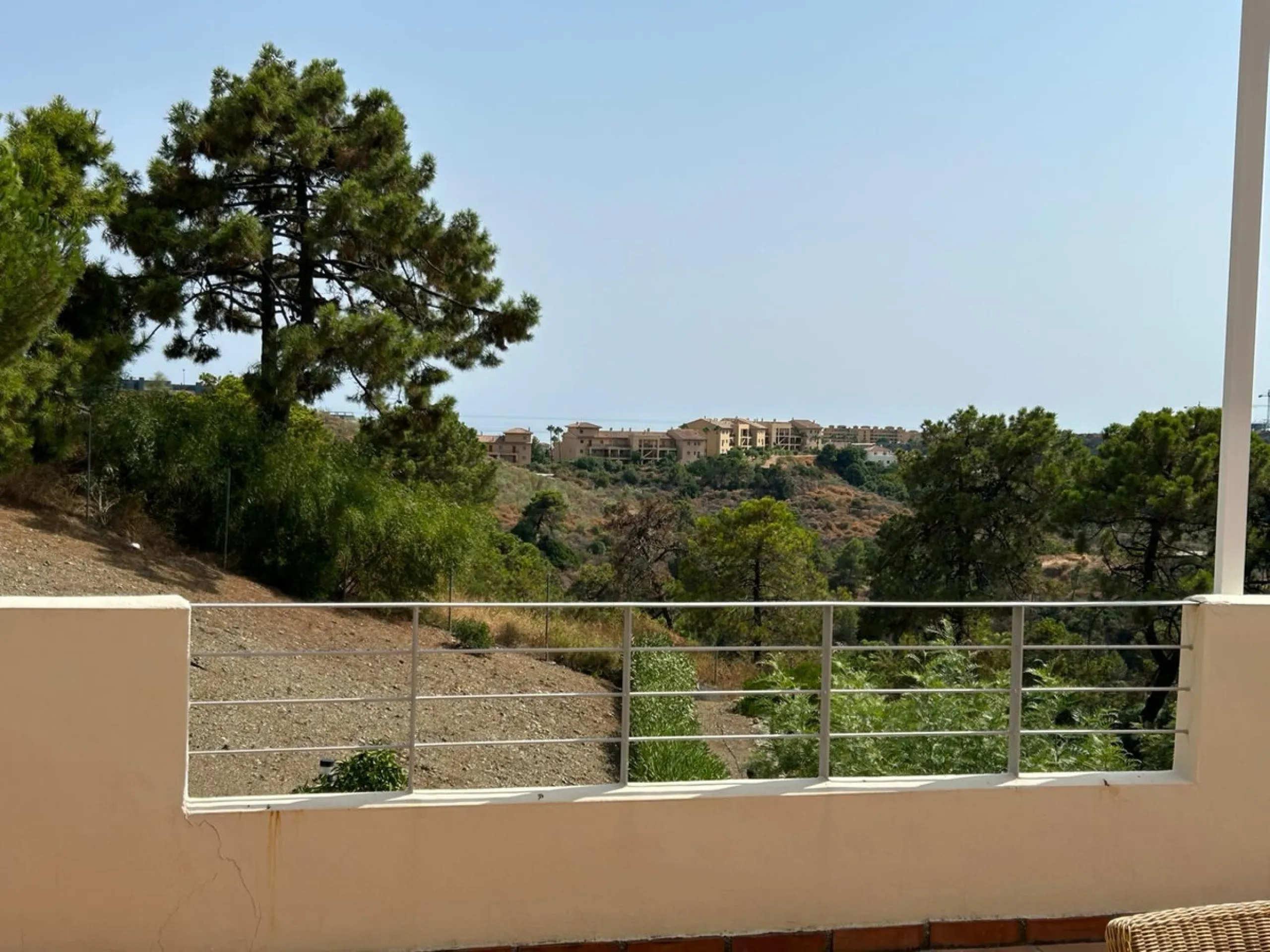 Located in Selwo, Estepona, this bright corner apartment, built in 2007, is set within a peaceful and well-maintained community. It features 2 double bedrooms, 2 bathrooms, and a spectacular south and west-facing terrace, perfect for enjoying the spacious