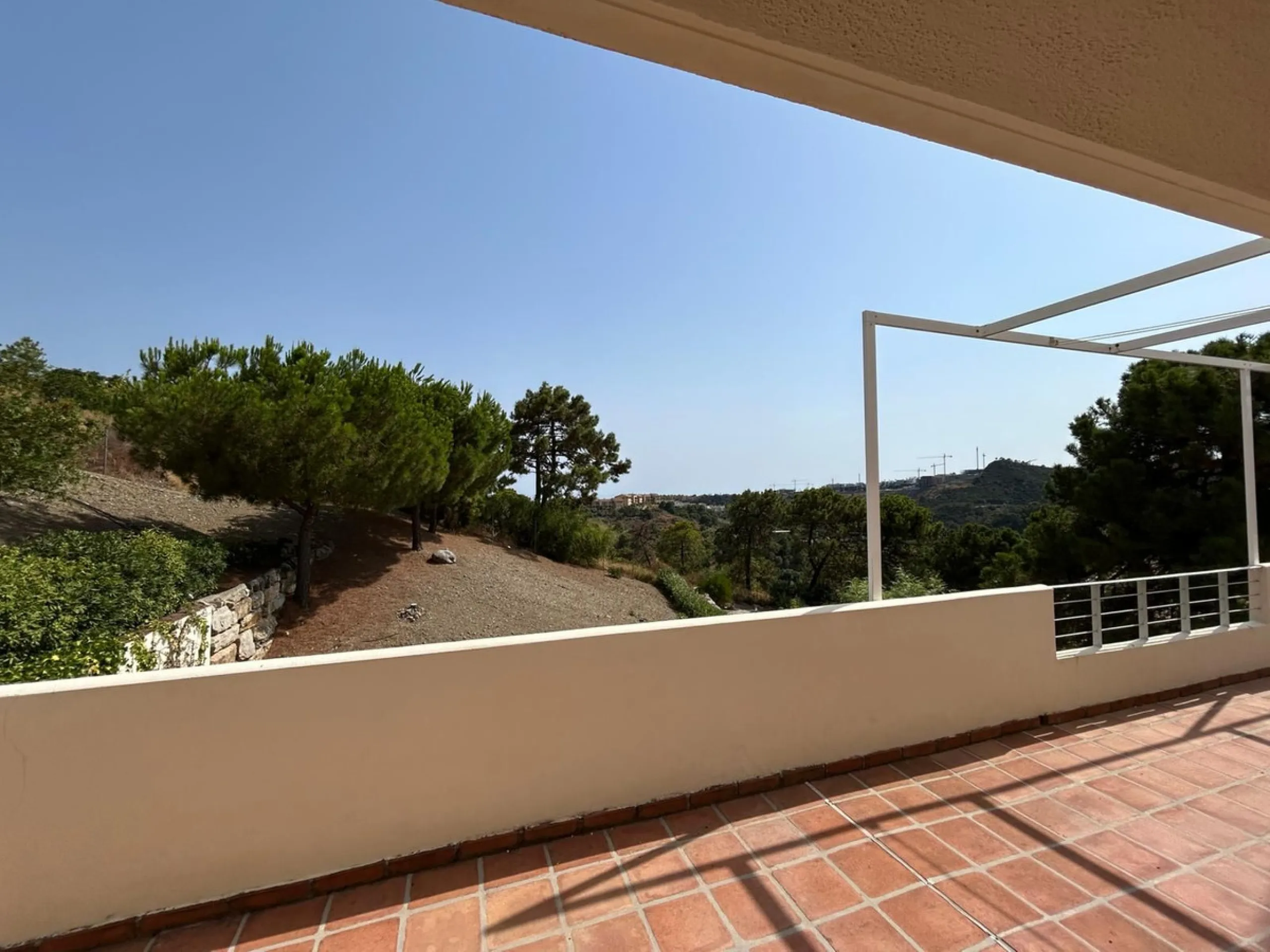 Located in Selwo, Estepona, this bright corner apartment, built in 2007, is set within a peaceful and well-maintained community. It features 2 double bedrooms, 2 bathrooms, and a spectacular south and west-facing terrace, perfect for enjoying the spacious