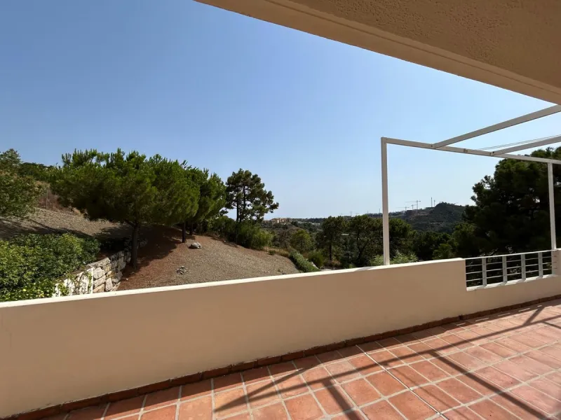 Located in Selwo, Estepona, this bright corner apartment, built in 2007, is set within a peaceful and well-maintained community. It features 2 double bedrooms, 2 bathrooms, and a spectacular south and west-facing terrace, perfect for enjoying the spacious