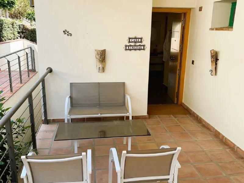 Located in Selwo, Estepona, this bright corner apartment, built in 2007, is set within a peaceful and well-maintained community. It features 2 double bedrooms, 2 bathrooms, and a spectacular south and west-facing terrace, perfect for enjoying the spacious