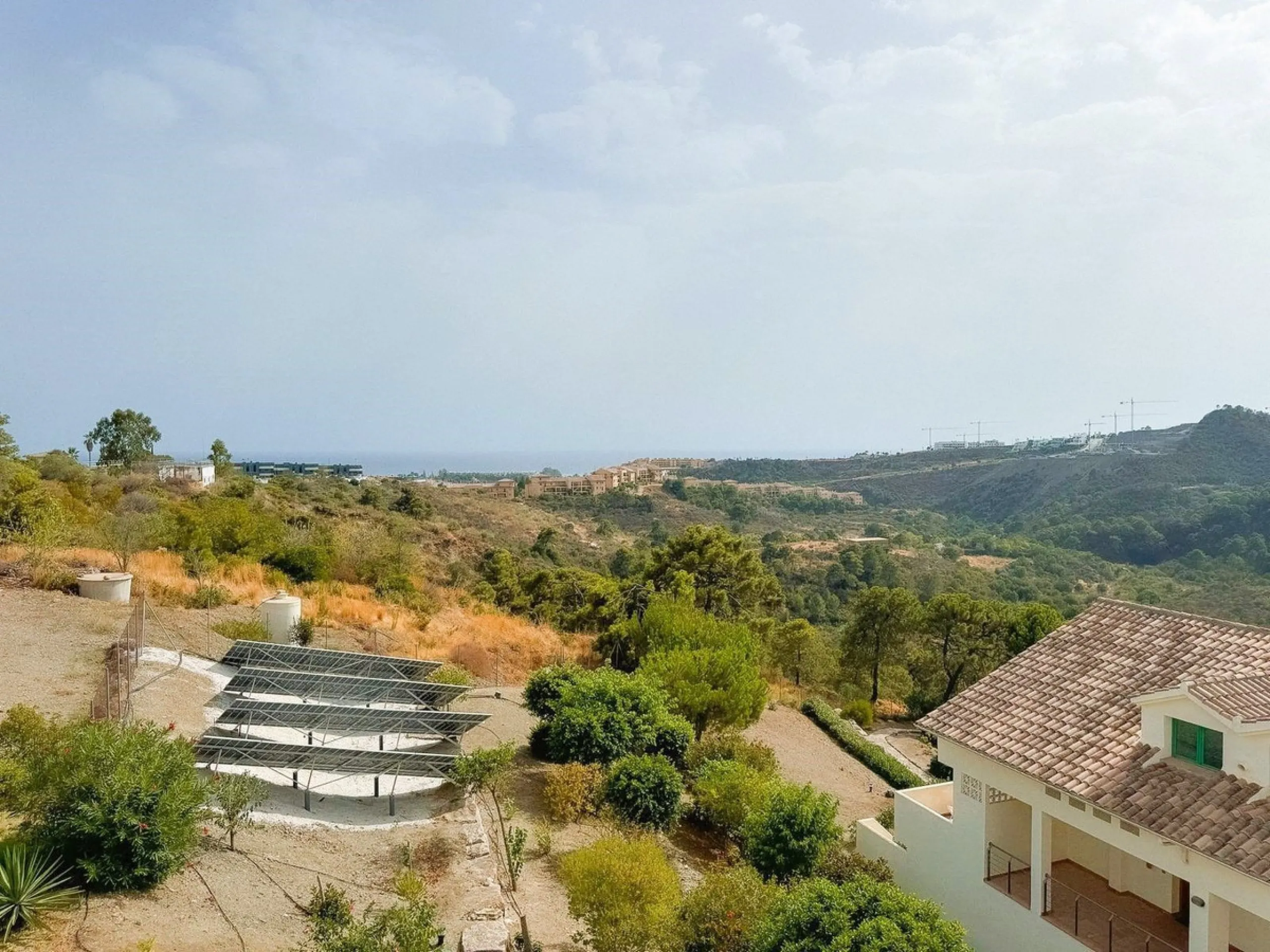 Located in Selwo, Estepona, this bright corner apartment, built in 2007, is set within a peaceful and well-maintained community. It features 2 double bedrooms, 2 bathrooms, and a spectacular south and west-facing terrace, perfect for enjoying the spacious