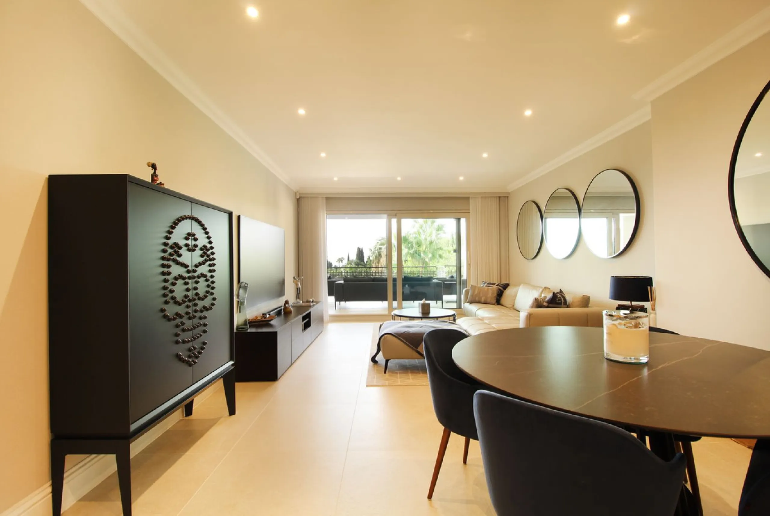 This fully renovated apartment is located in the highly sought-after area of Sierra Blanca/Camoján and enjoys rare, breathtaking views over a pine forest valley that stretches uninterrupted to the blue waters of the Mediterranean.