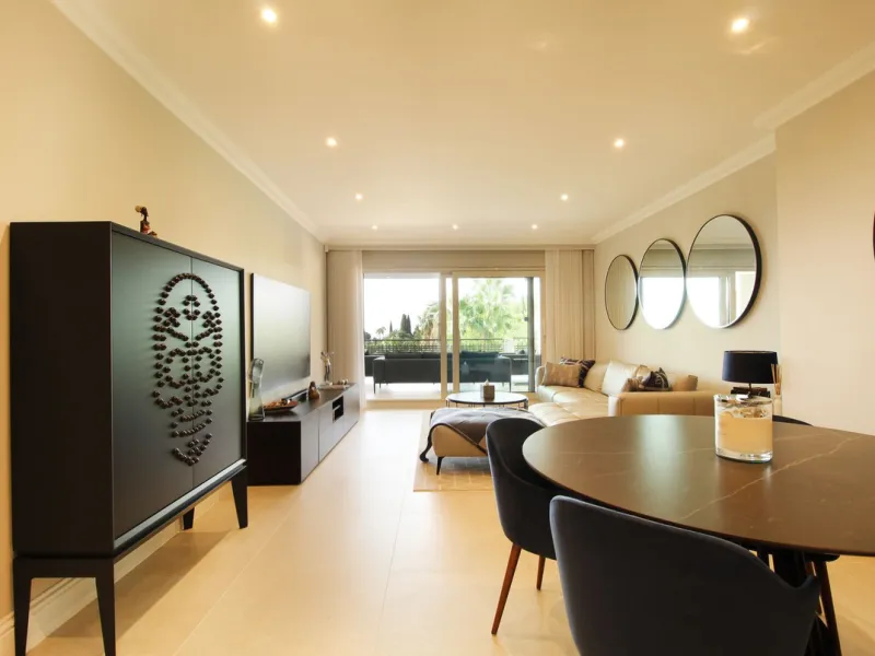 This fully renovated apartment is located in the highly sought-after area of Sierra Blanca/Camoján and enjoys rare, breathtaking views over a pine forest valley that stretches uninterrupted to the blue waters of the Mediterranean.
