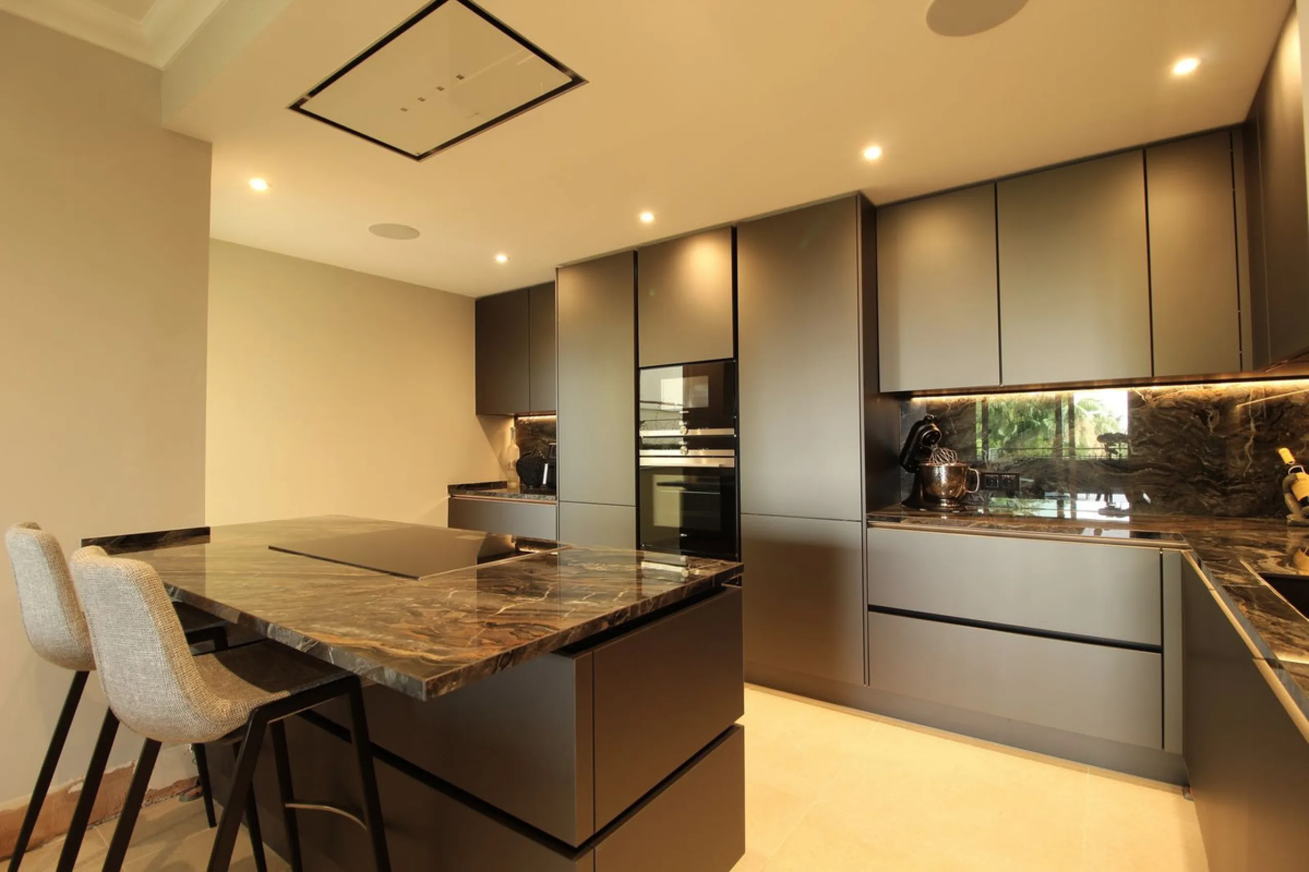This fully renovated apartment is located in the highly sought-after area of Sierra Blanca/Camoján and enjoys rare, breathtaking views over a pine forest valley that stretches uninterrupted to the blue waters of the Mediterranean.