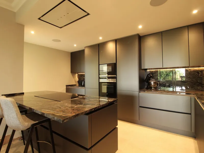 This fully renovated apartment is located in the highly sought-after area of Sierra Blanca/Camoján and enjoys rare, breathtaking views over a pine forest valley that stretches uninterrupted to the blue waters of the Mediterranean.