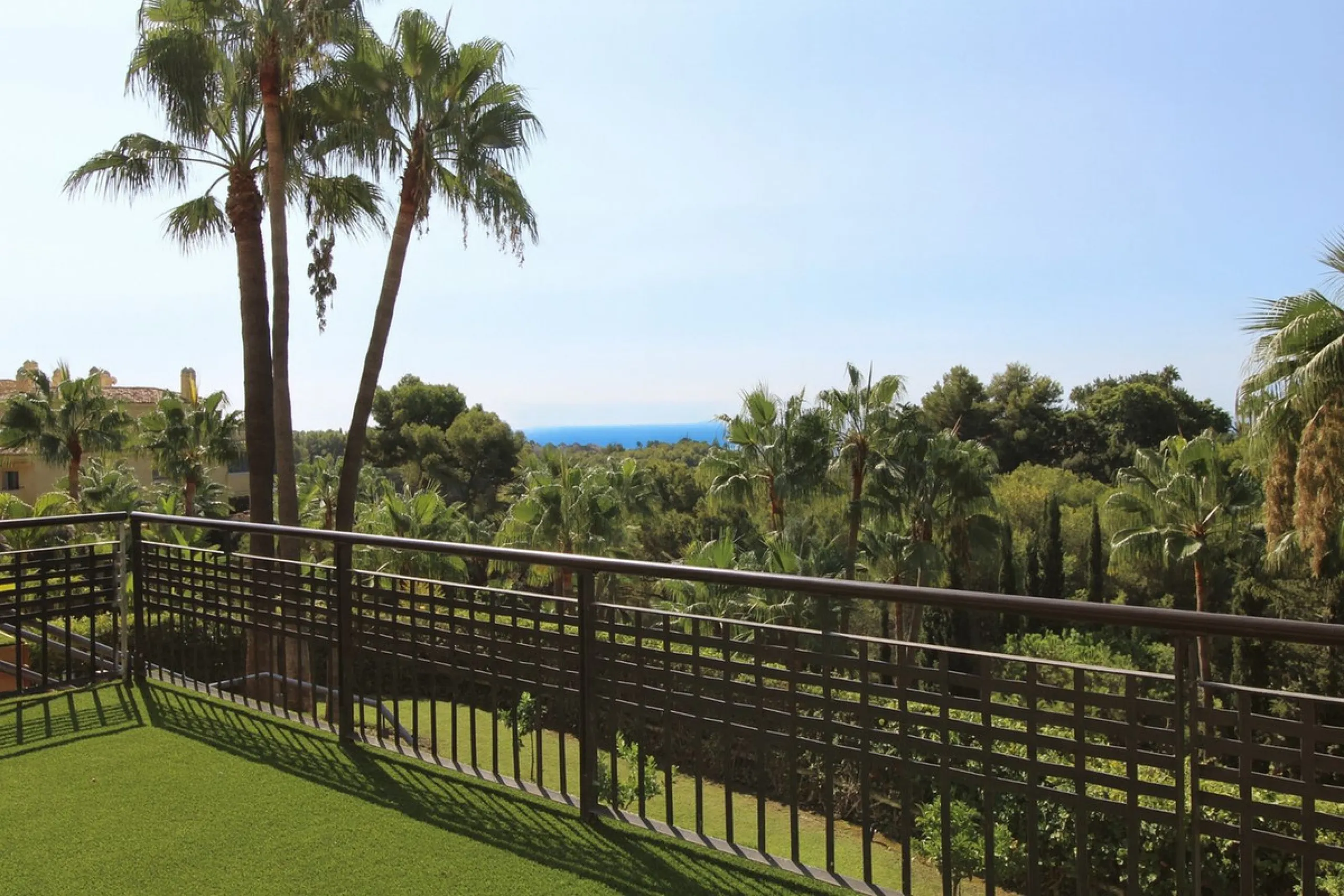 This fully renovated apartment is located in the highly sought-after area of Sierra Blanca/Camoján and enjoys rare, breathtaking views over a pine forest valley that stretches uninterrupted to the blue waters of the Mediterranean.