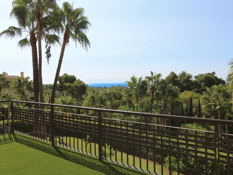 This fully renovated apartment is located in the highly sought-after area of Sierra Blanca/Camoján and enjoys rare, breathtaking views over a pine forest valley that stretches uninterrupted to the blue waters of the Mediterranean.
