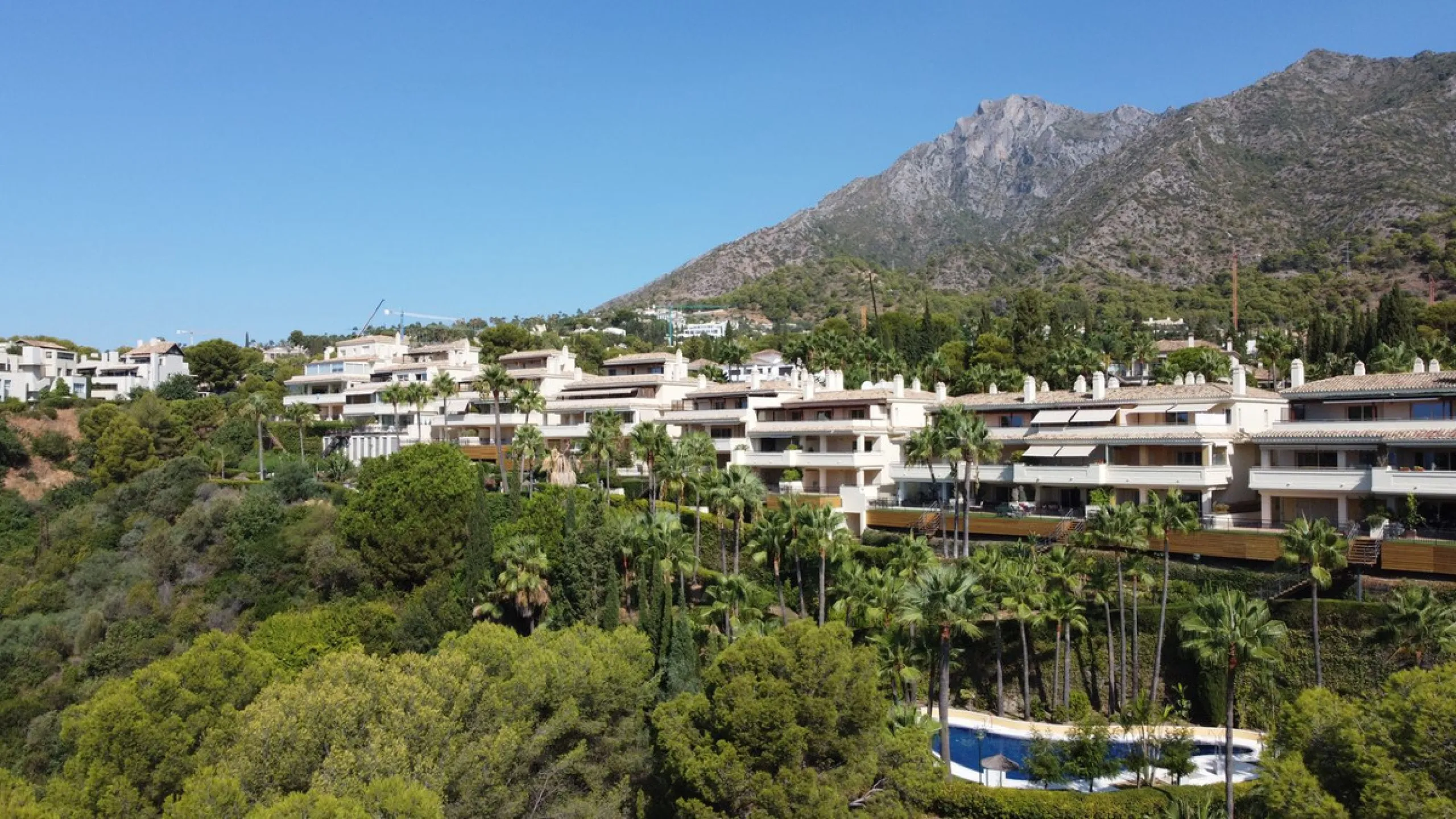 This fully renovated apartment is located in the highly sought-after area of Sierra Blanca/Camoján and enjoys rare, breathtaking views over a pine forest valley that stretches uninterrupted to the blue waters of the Mediterranean.