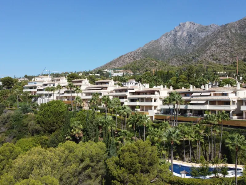 This fully renovated apartment is located in the highly sought-after area of Sierra Blanca/Camoján and enjoys rare, breathtaking views over a pine forest valley that stretches uninterrupted to the blue waters of the Mediterranean.