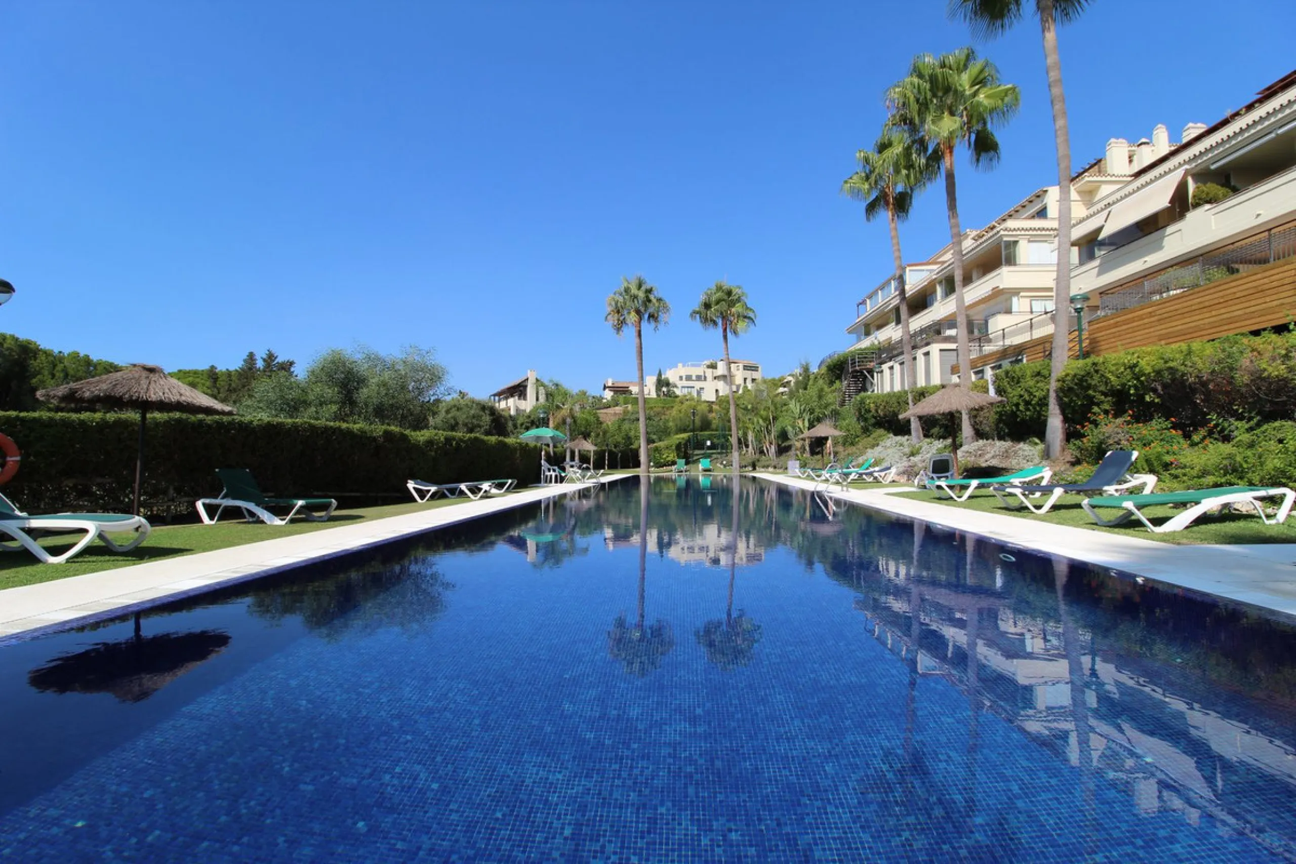 This fully renovated apartment is located in the highly sought-after area of Sierra Blanca/Camoján and enjoys rare, breathtaking views over a pine forest valley that stretches uninterrupted to the blue waters of the Mediterranean.