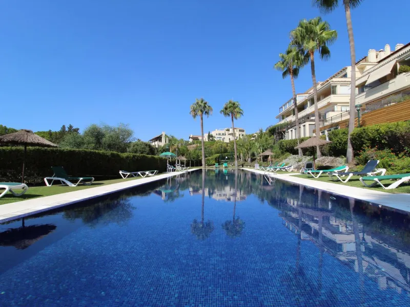 This fully renovated apartment is located in the highly sought-after area of Sierra Blanca/Camoján and enjoys rare, breathtaking views over a pine forest valley that stretches uninterrupted to the blue waters of the Mediterranean.