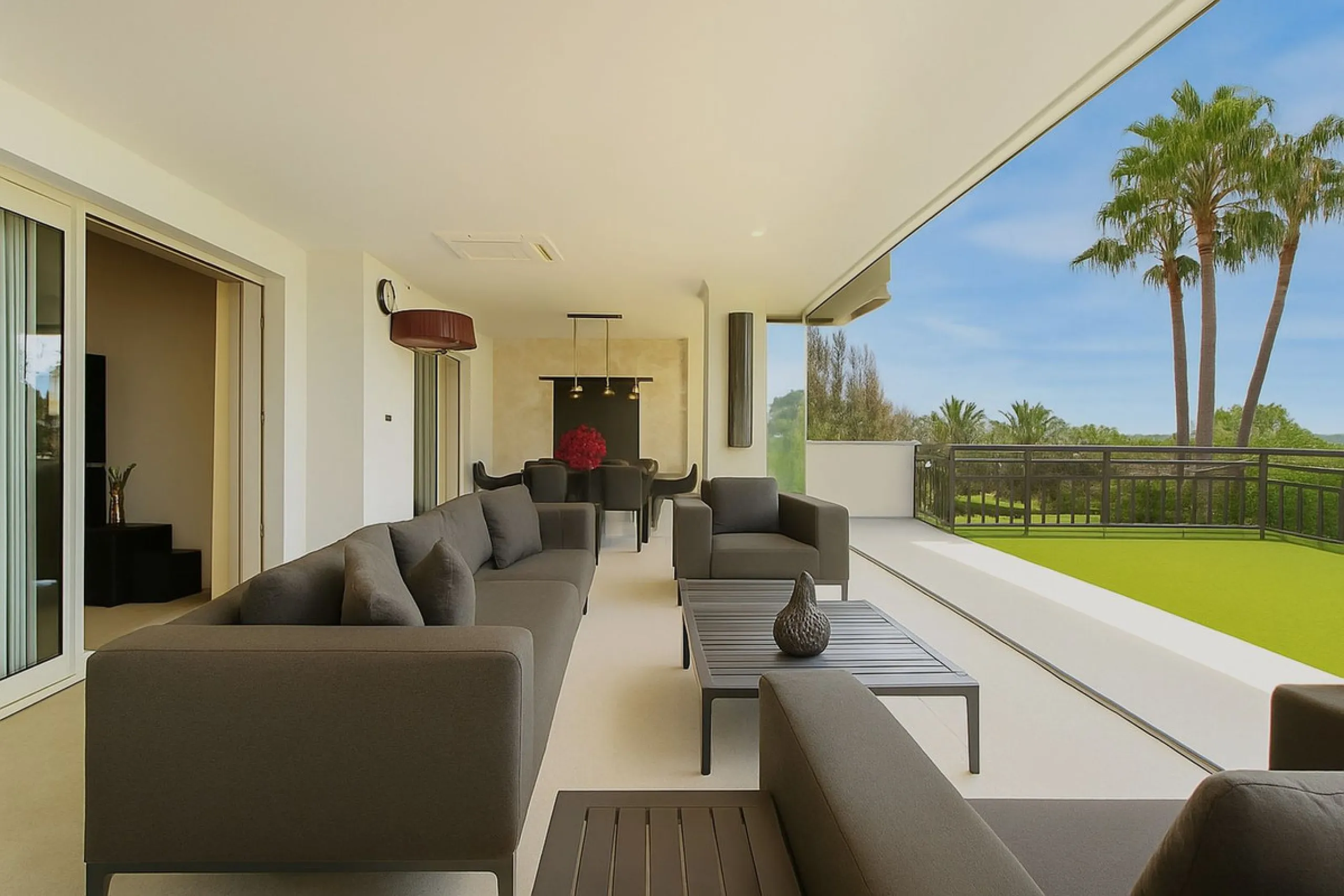 This fully renovated apartment is located in the highly sought-after area of Sierra Blanca/Camoján and enjoys rare, breathtaking views over a pine forest valley that stretches uninterrupted to the blue waters of the Mediterranean.