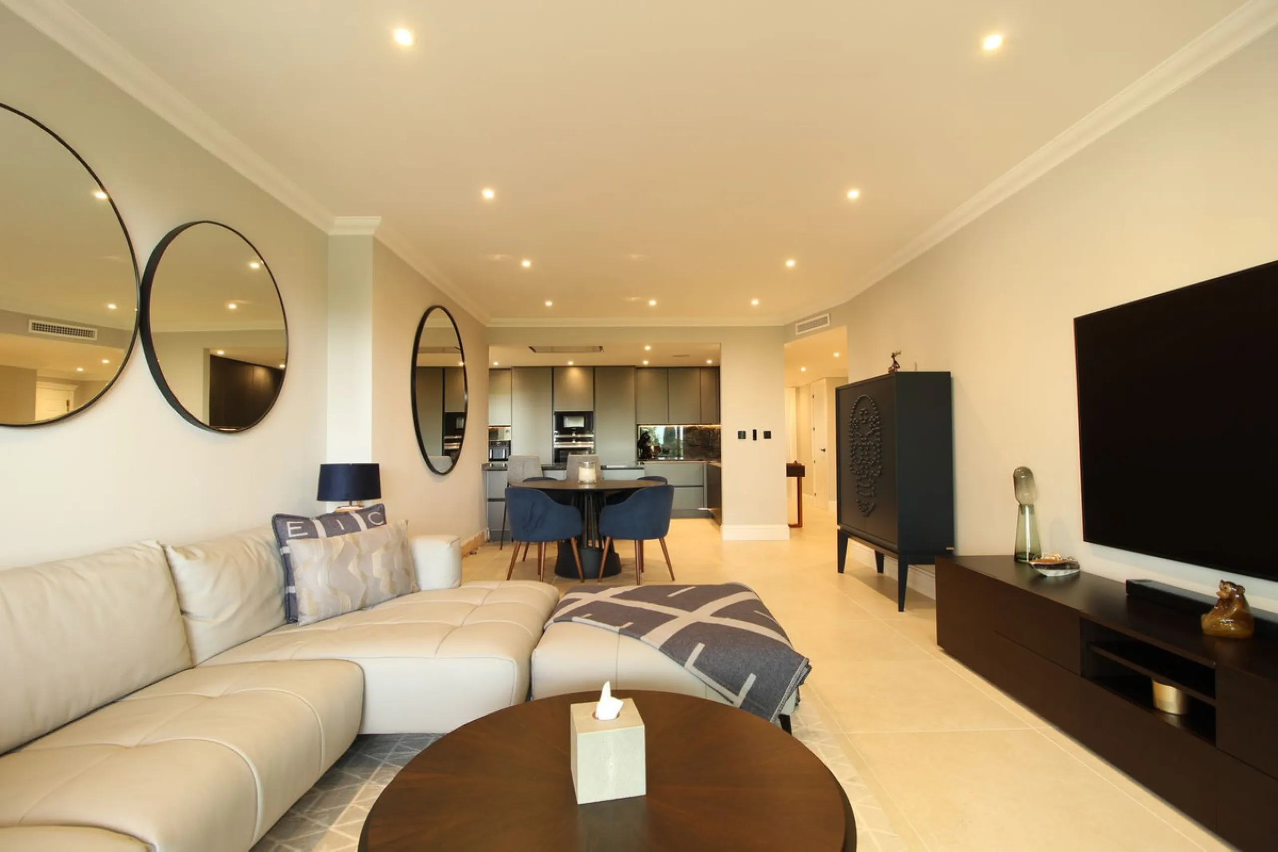 This fully renovated apartment is located in the highly sought-after area of Sierra Blanca/Camoján and enjoys rare, breathtaking views over a pine forest valley that stretches uninterrupted to the blue waters of the Mediterranean.