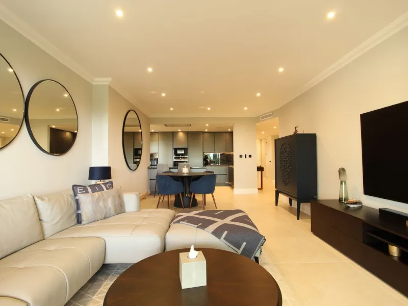 This fully renovated apartment is located in the highly sought-after area of Sierra Blanca/Camoján and enjoys rare, breathtaking views over a pine forest valley that stretches uninterrupted to the blue waters of the Mediterranean.